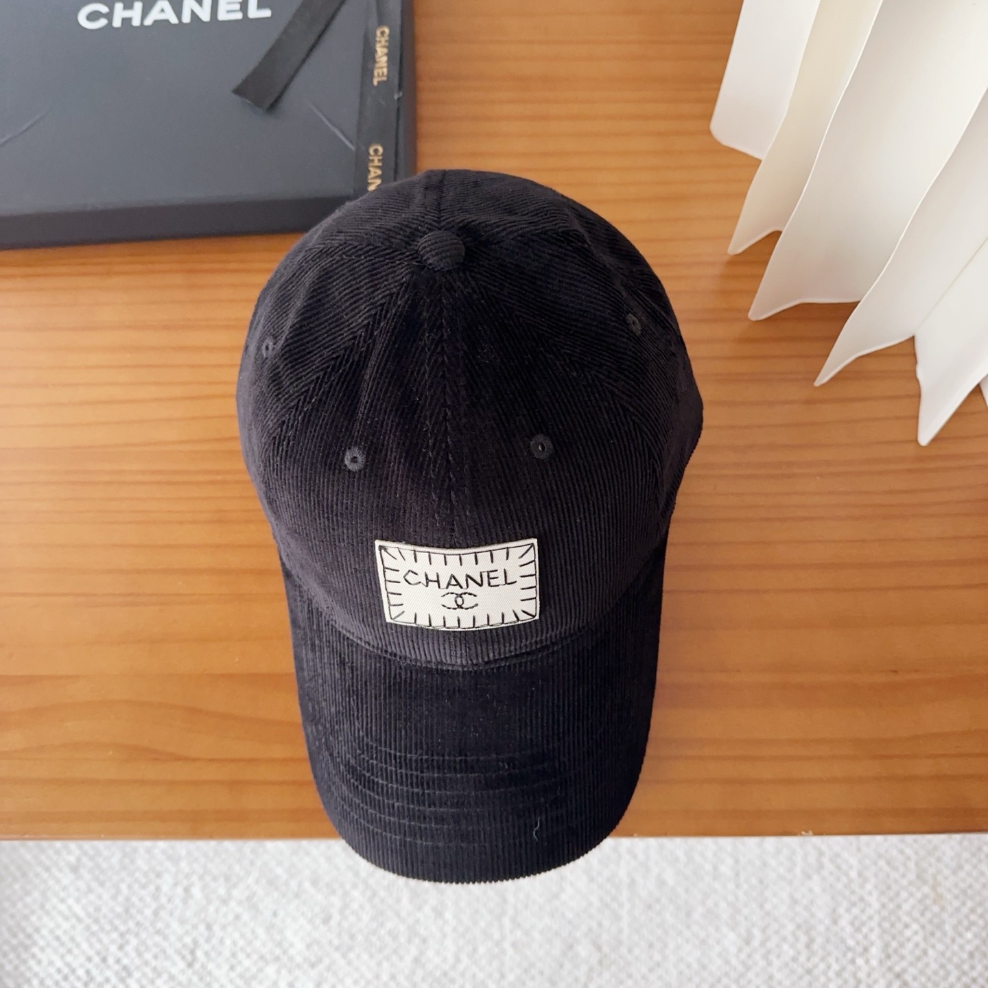 香奈儿 秋季新款 灯芯绒棒球帽🧢小标几个颜色真的很耐看整个帽型软顶设计 戴上去和头部完美贴合非常舒服颜色