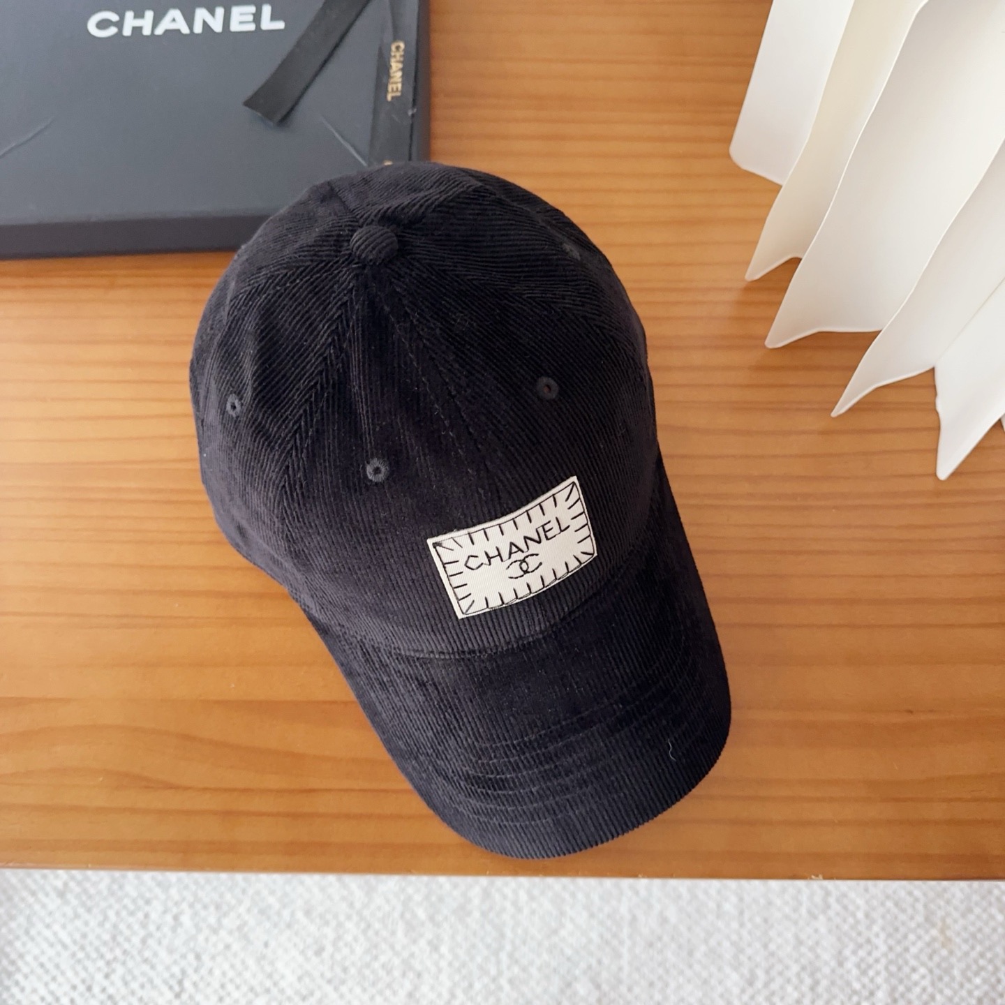 香奈儿 秋季新款 灯芯绒棒球帽🧢小标几个颜色真的很耐看整个帽型软顶设计 戴上去和头部完美贴合非常舒服颜色