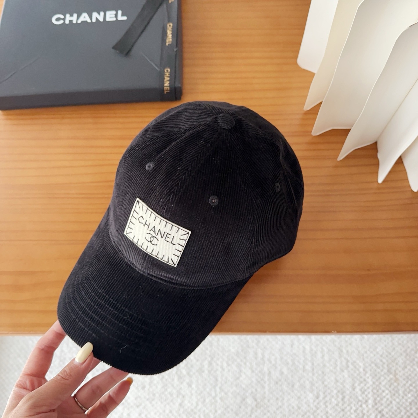 香奈儿 秋季新款 灯芯绒棒球帽🧢小标几个颜色真的很耐看整个帽型软顶设计 戴上去和头部完美贴合非常舒服颜色