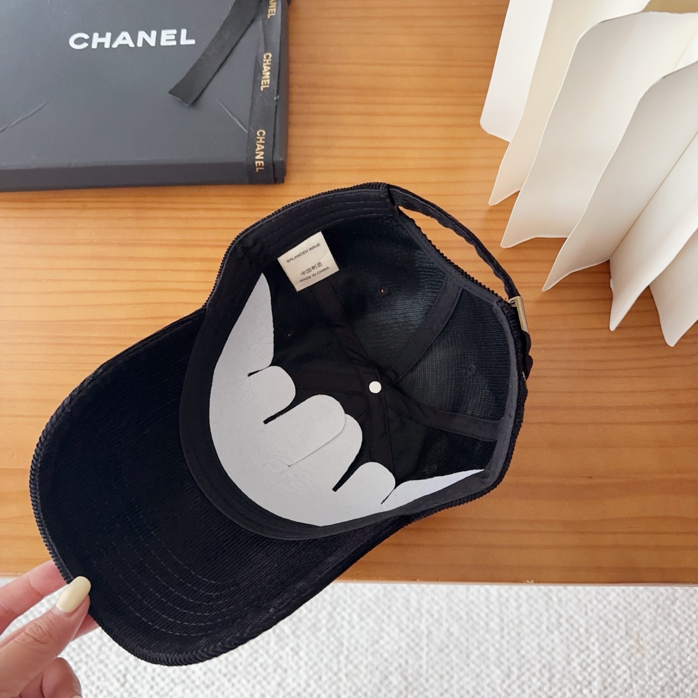 香奈儿 秋季新款 灯芯绒棒球帽🧢小标几个颜色真的很耐看整个帽型软顶设计 戴上去和头部完美贴合非常舒服颜色