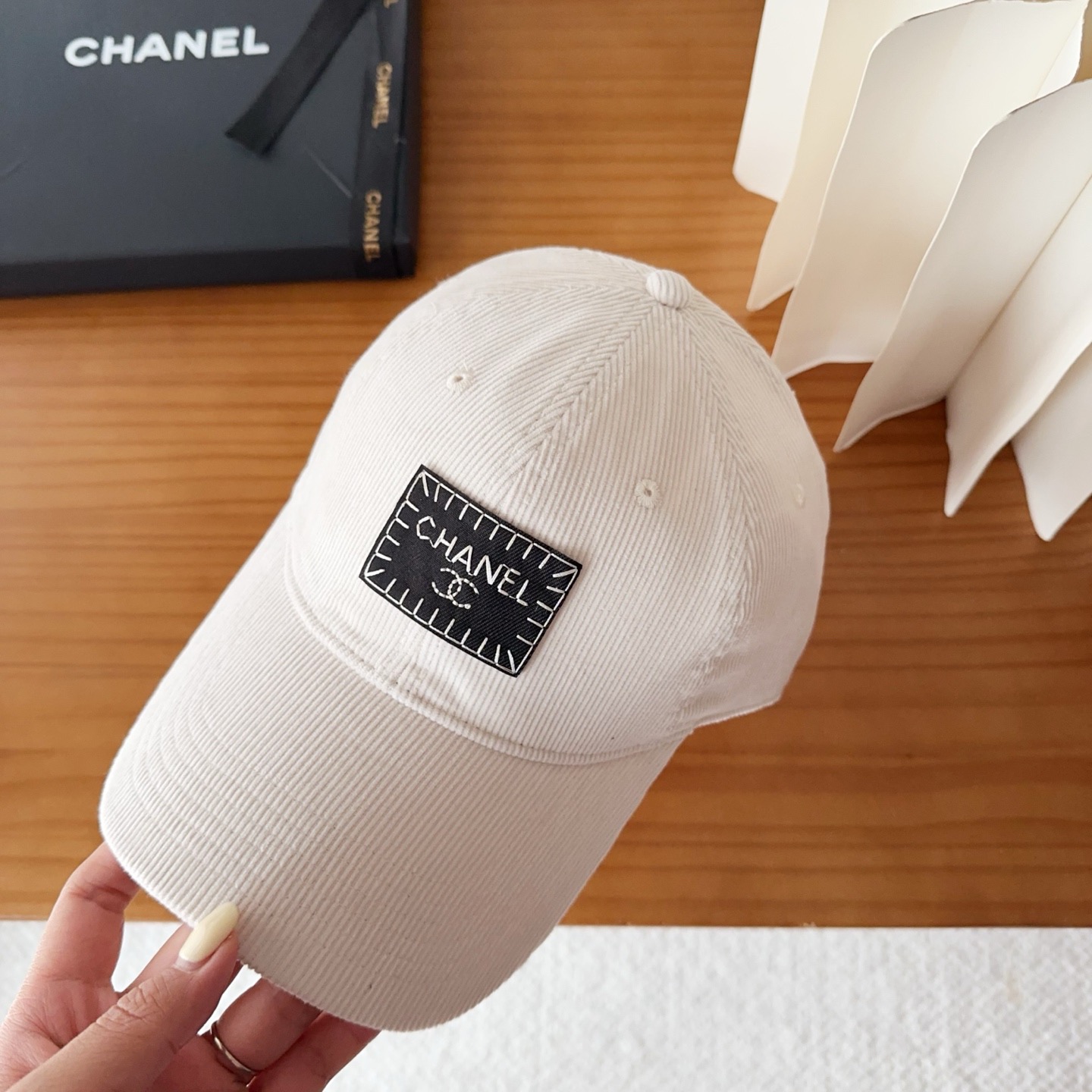 香奈儿 秋季新款 灯芯绒棒球帽🧢小标几个颜色真的很耐看整个帽型软顶设计 戴上去和头部完美贴合非常舒服颜色