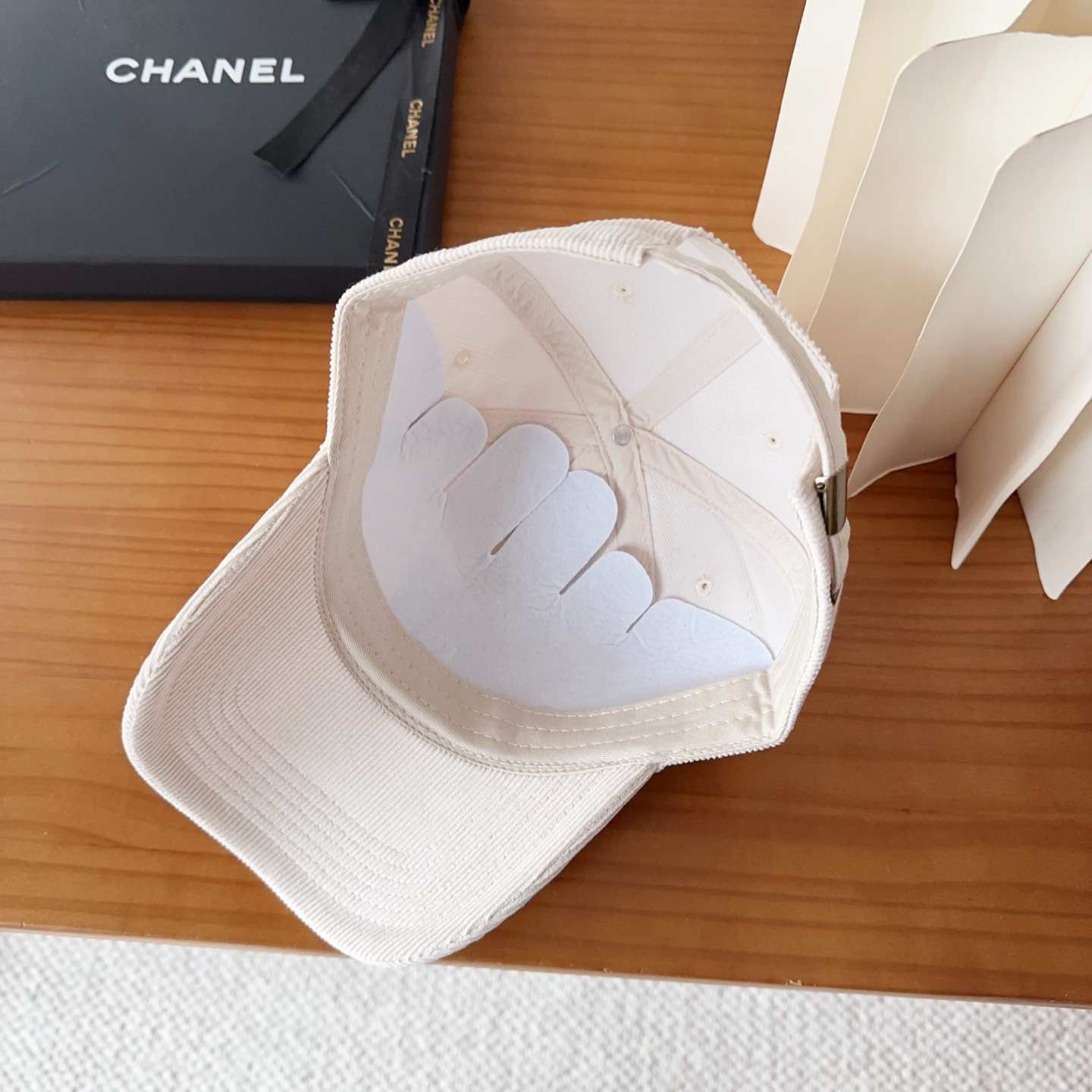 香奈儿 秋季新款 灯芯绒棒球帽🧢小标几个颜色真的很耐看整个帽型软顶设计 戴上去和头部完美贴合非常舒服颜色