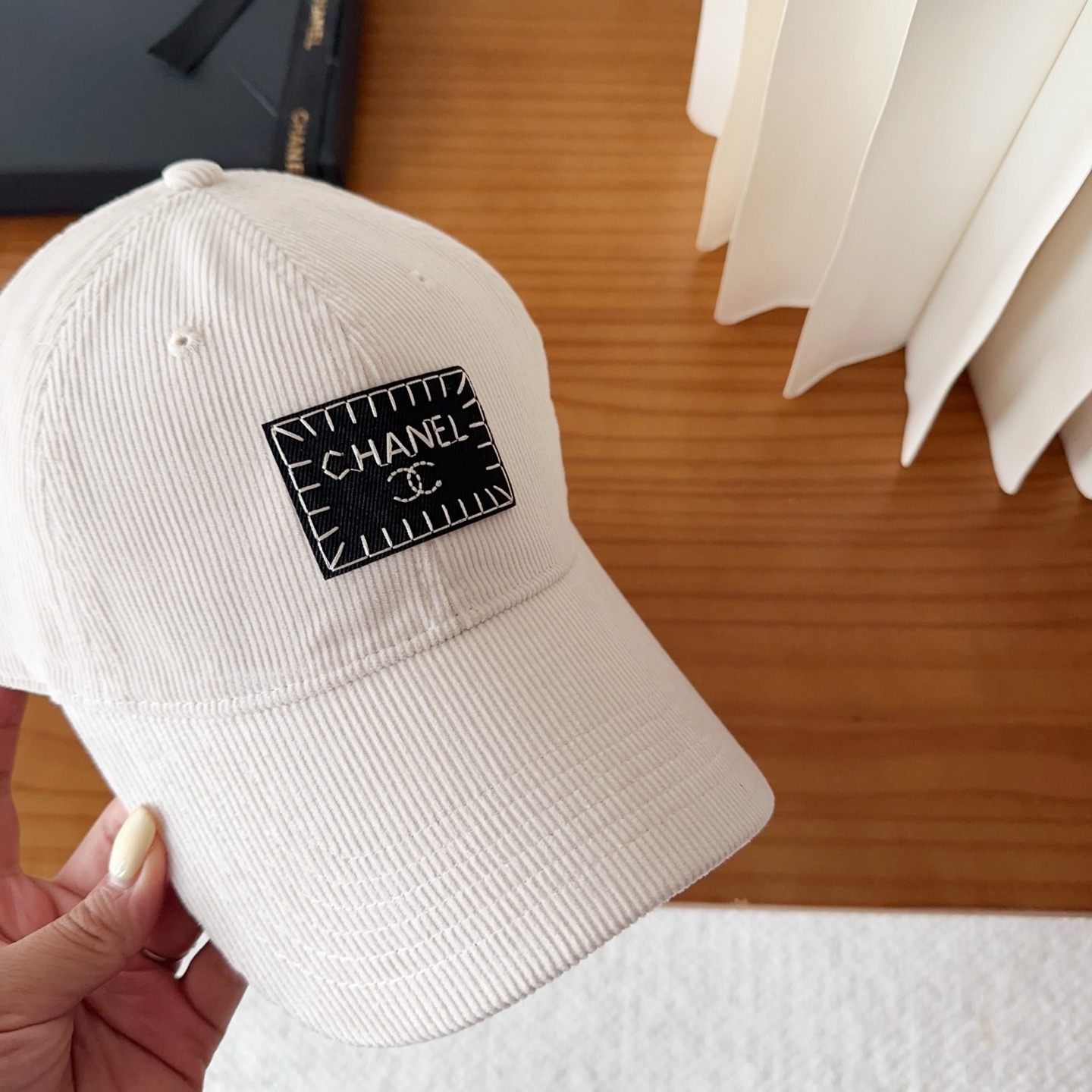 香奈儿 秋季新款 灯芯绒棒球帽🧢小标几个颜色真的很耐看整个帽型软顶设计 戴上去和头部完美贴合非常舒服颜色