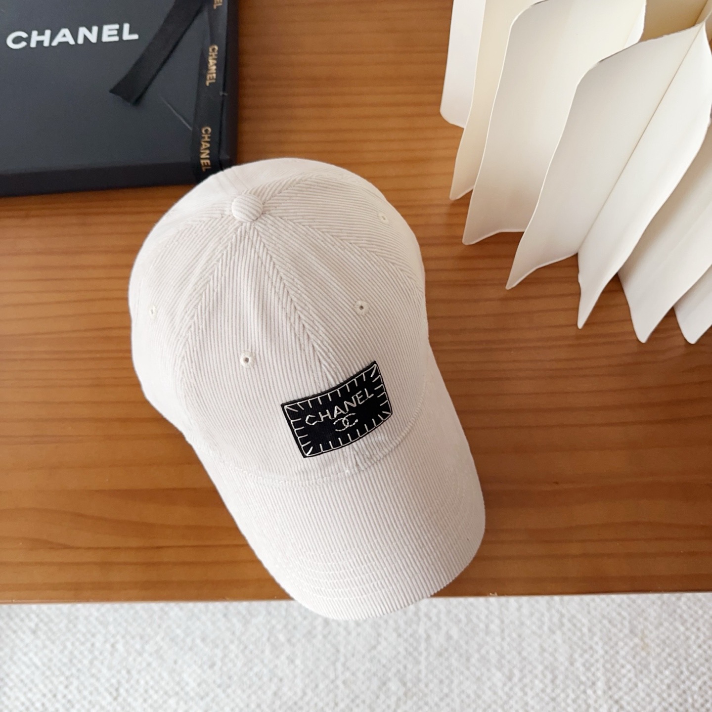 香奈儿 秋季新款 灯芯绒棒球帽🧢小标几个颜色真的很耐看整个帽型软顶设计 戴上去和头部完美贴合非常舒服颜色