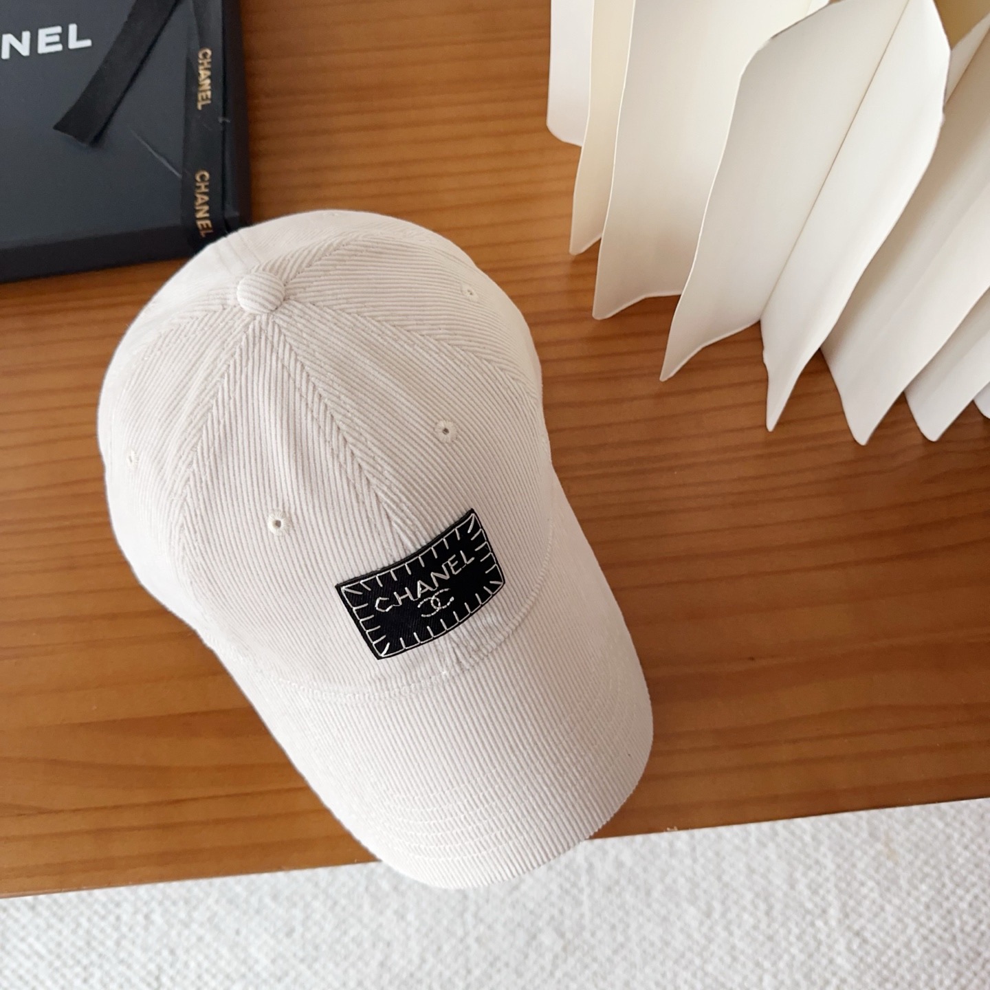 香奈儿 秋季新款 灯芯绒棒球帽🧢小标几个颜色真的很耐看整个帽型软顶设计 戴上去和头部完美贴合非常舒服颜色