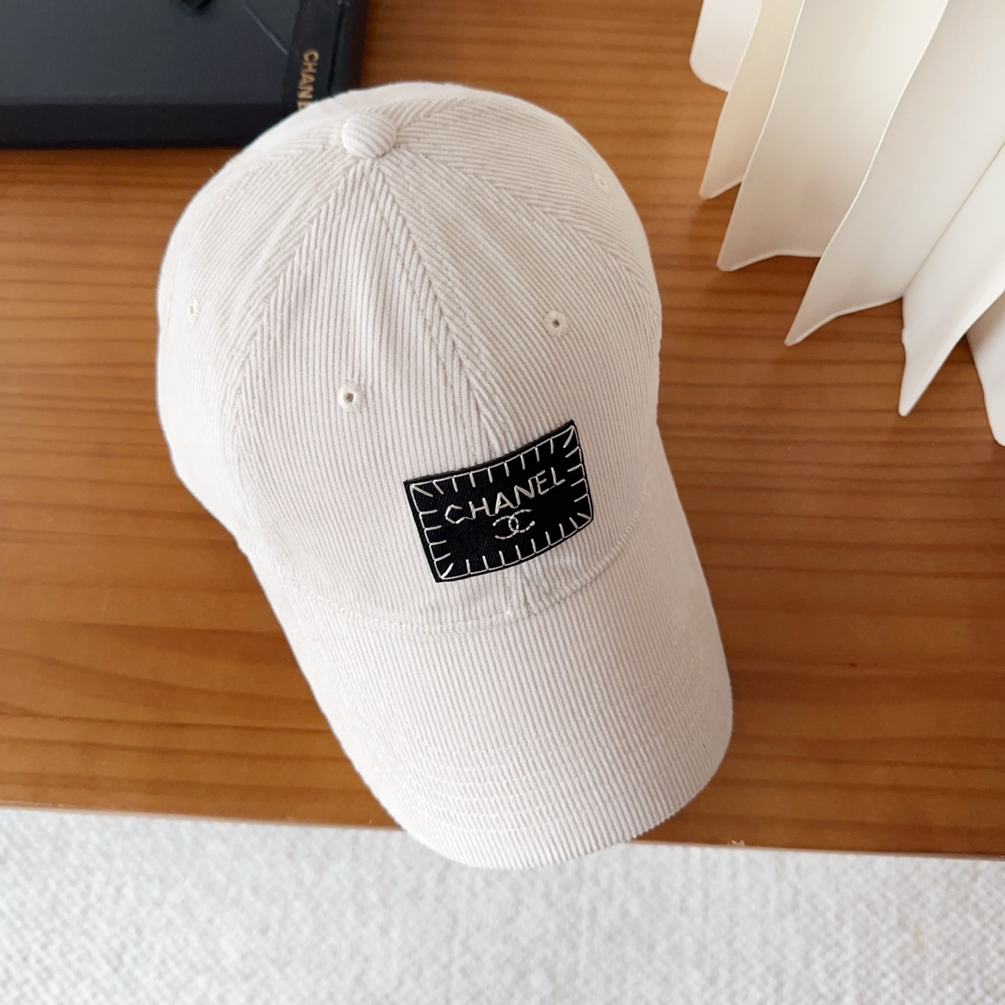 香奈儿 秋季新款 灯芯绒棒球帽🧢小标几个颜色真的很耐看整个帽型软顶设计 戴上去和头部完美贴合非常舒服颜色