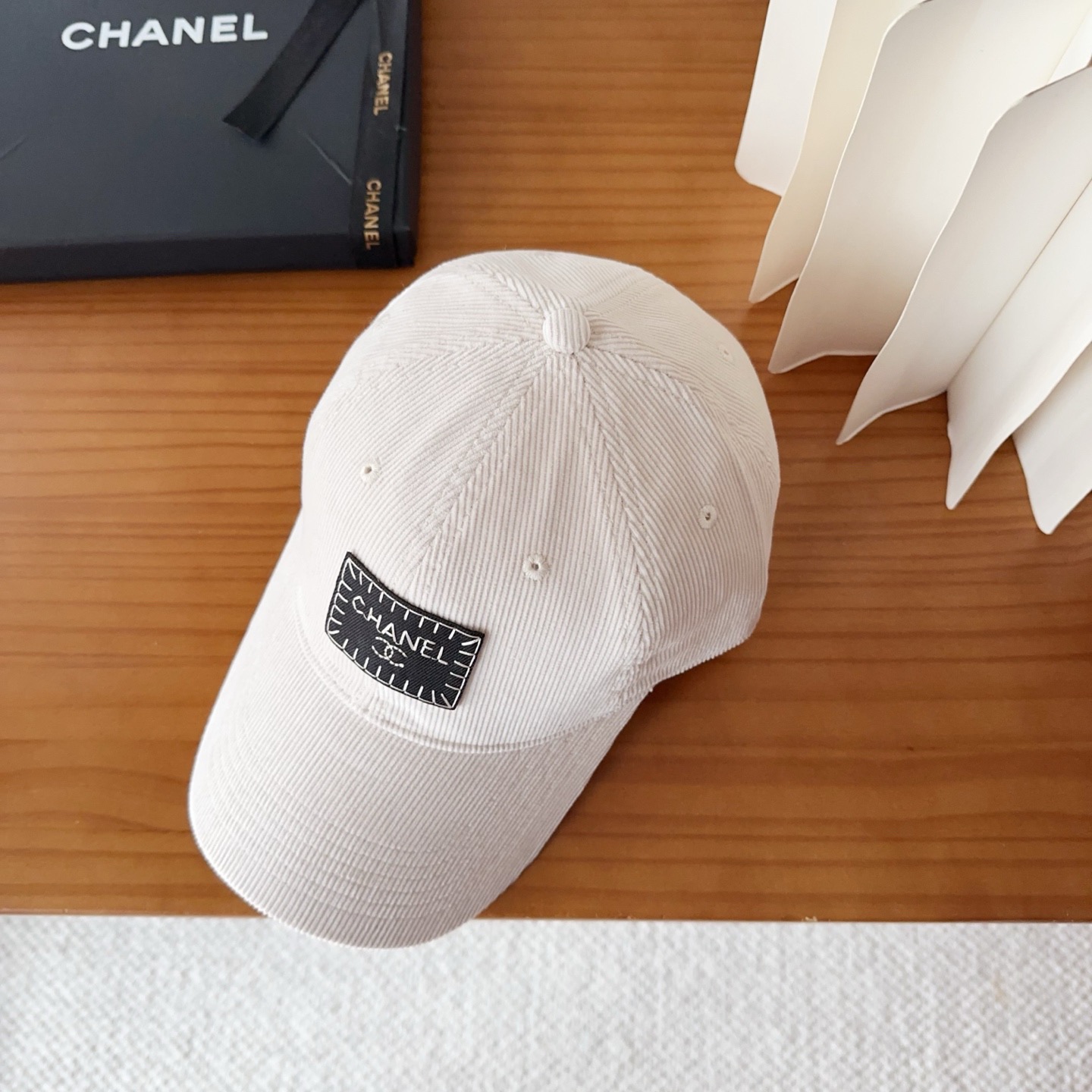 香奈儿 秋季新款 灯芯绒棒球帽🧢小标几个颜色真的很耐看整个帽型软顶设计 戴上去和头部完美贴合非常舒服颜色