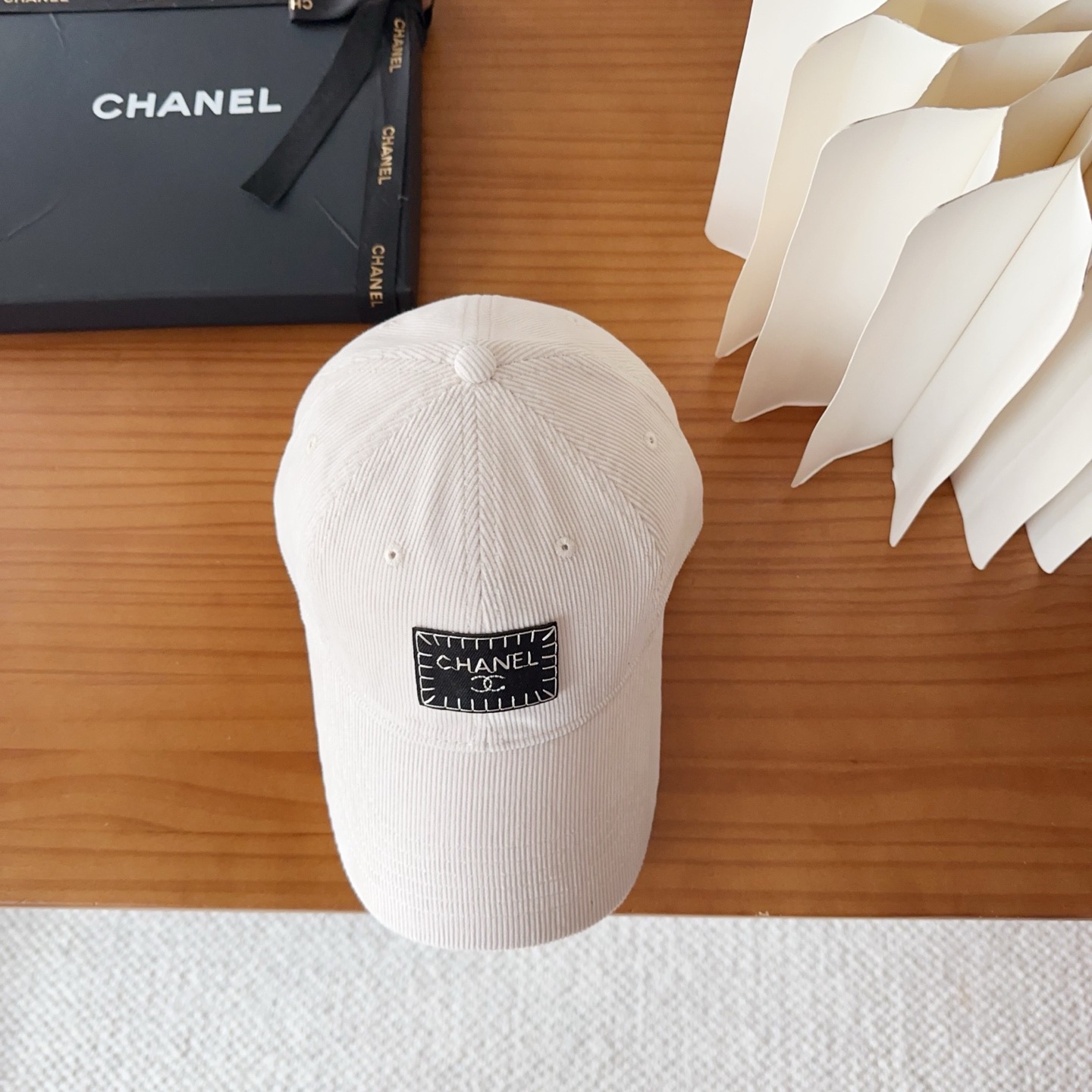 香奈儿 秋季新款 灯芯绒棒球帽🧢小标几个颜色真的很耐看整个帽型软顶设计 戴上去和头部完美贴合非常舒服颜色