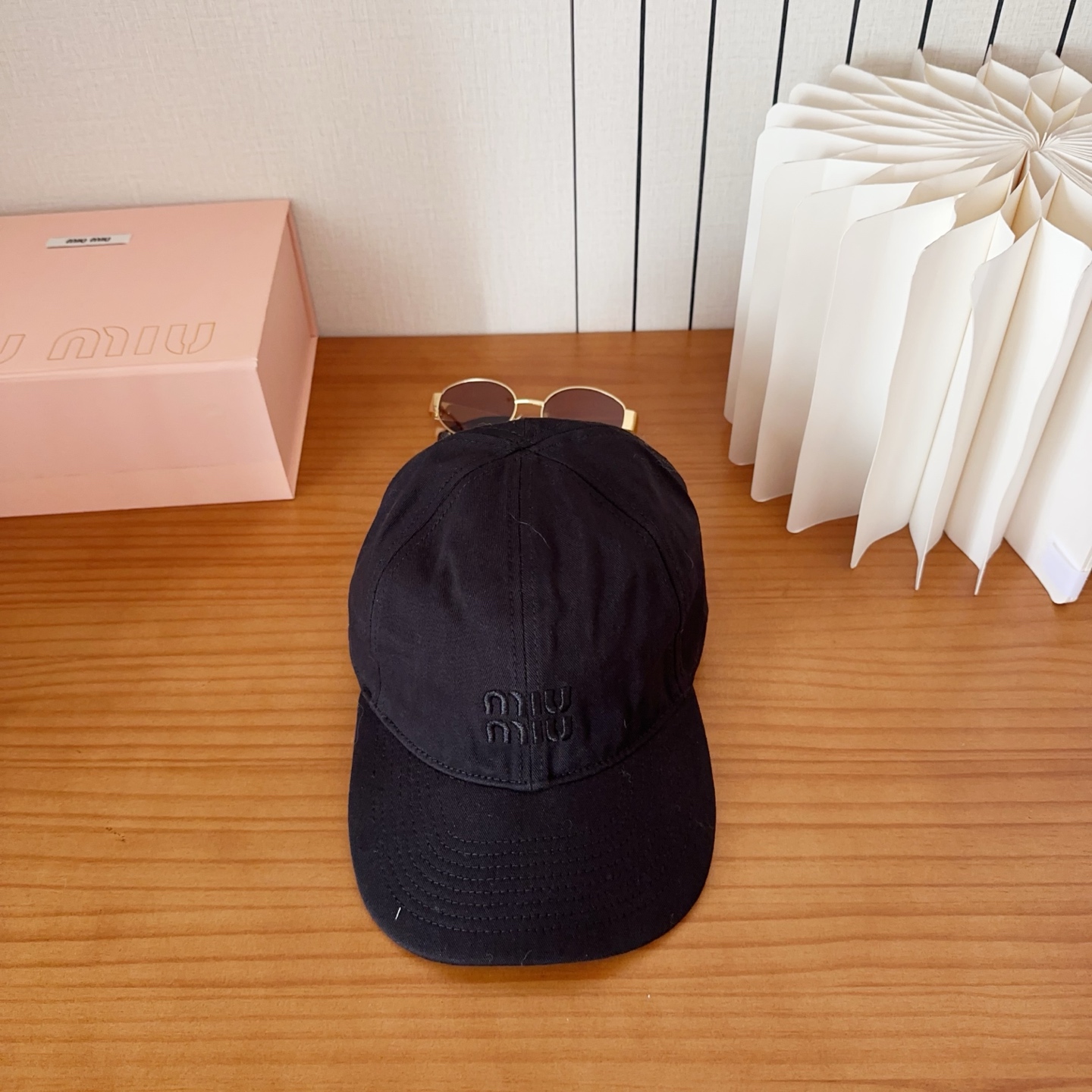 NO:617697,[MIUM Miu Miu] 2025 new double-piece baseball cap, versatile everyday style ~ a must-have hat for going out on the street, fisherman hat, baseball cap, knitted hat, hat, miumiu, espadrilles, hats19860909【MIUM缪缪】2025新款双拼棒球帽,百搭日常款～出街必备帽子渔夫帽棒球帽针织帽,帽子,miumiu,espadrilles,hats,hat