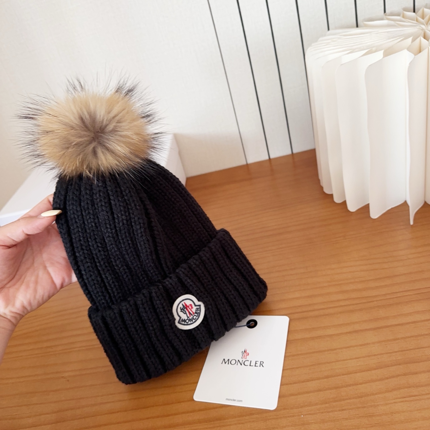 Moncler蒙口25秋冬女士羊毛编织保暖针织帽羊绒软糯般质感，正品级享受！超大狐狸毛球1:1定制，原标