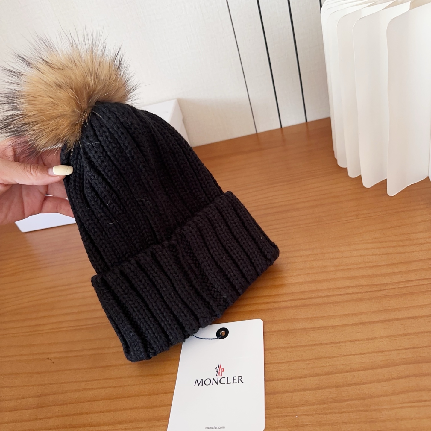 Moncler蒙口25秋冬女士羊毛编织保暖针织帽羊绒软糯般质感，正品级享受！超大狐狸毛球1:1定制，原标