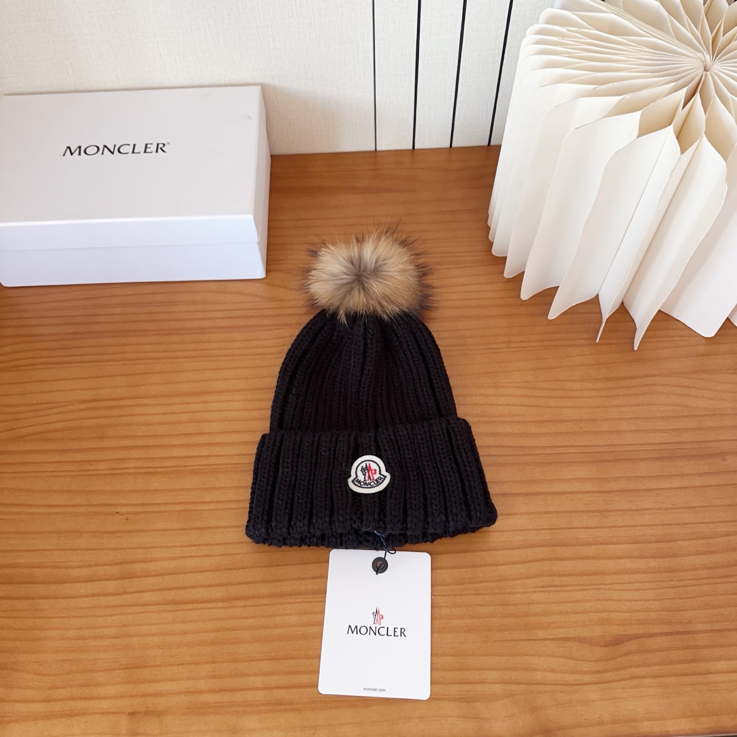 Moncler蒙口25秋冬女士羊毛编织保暖针织帽羊绒软糯般质感，正品级享受！超大狐狸毛球1:1定制，原标