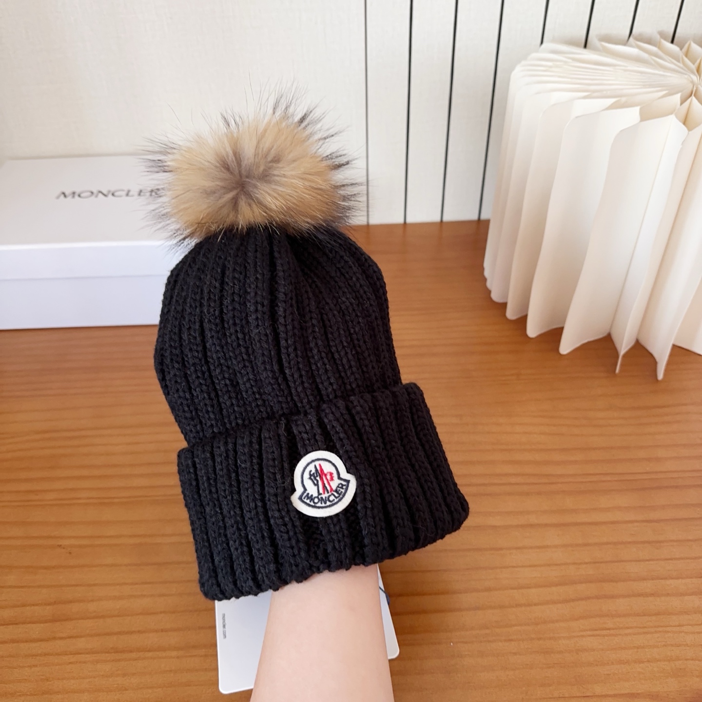 Moncler蒙口25秋冬女士羊毛编织保暖针织帽羊绒软糯般质感，正品级享受！超大狐狸毛球1:1定制，原标