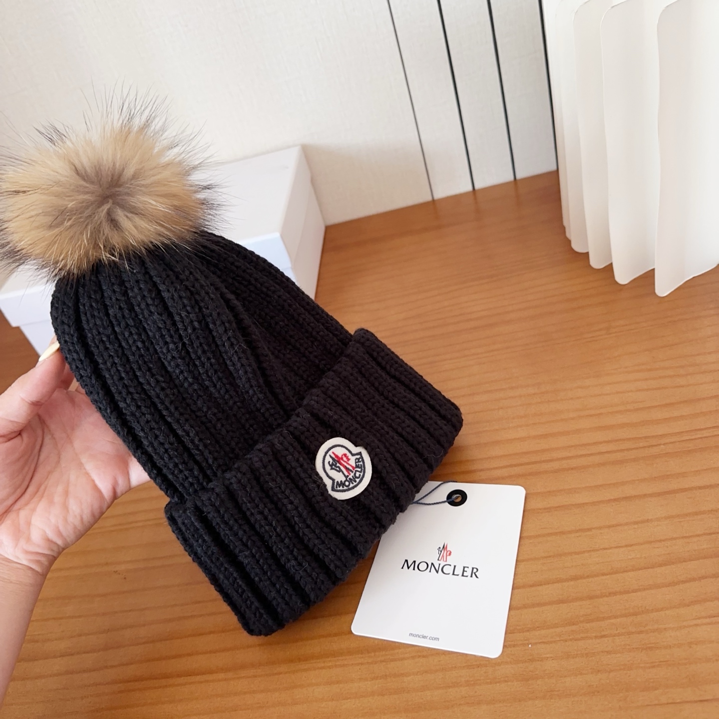 Moncler蒙口25秋冬女士羊毛编织保暖针织帽羊绒软糯般质感，正品级享受！超大狐狸毛球1:1定制，原标