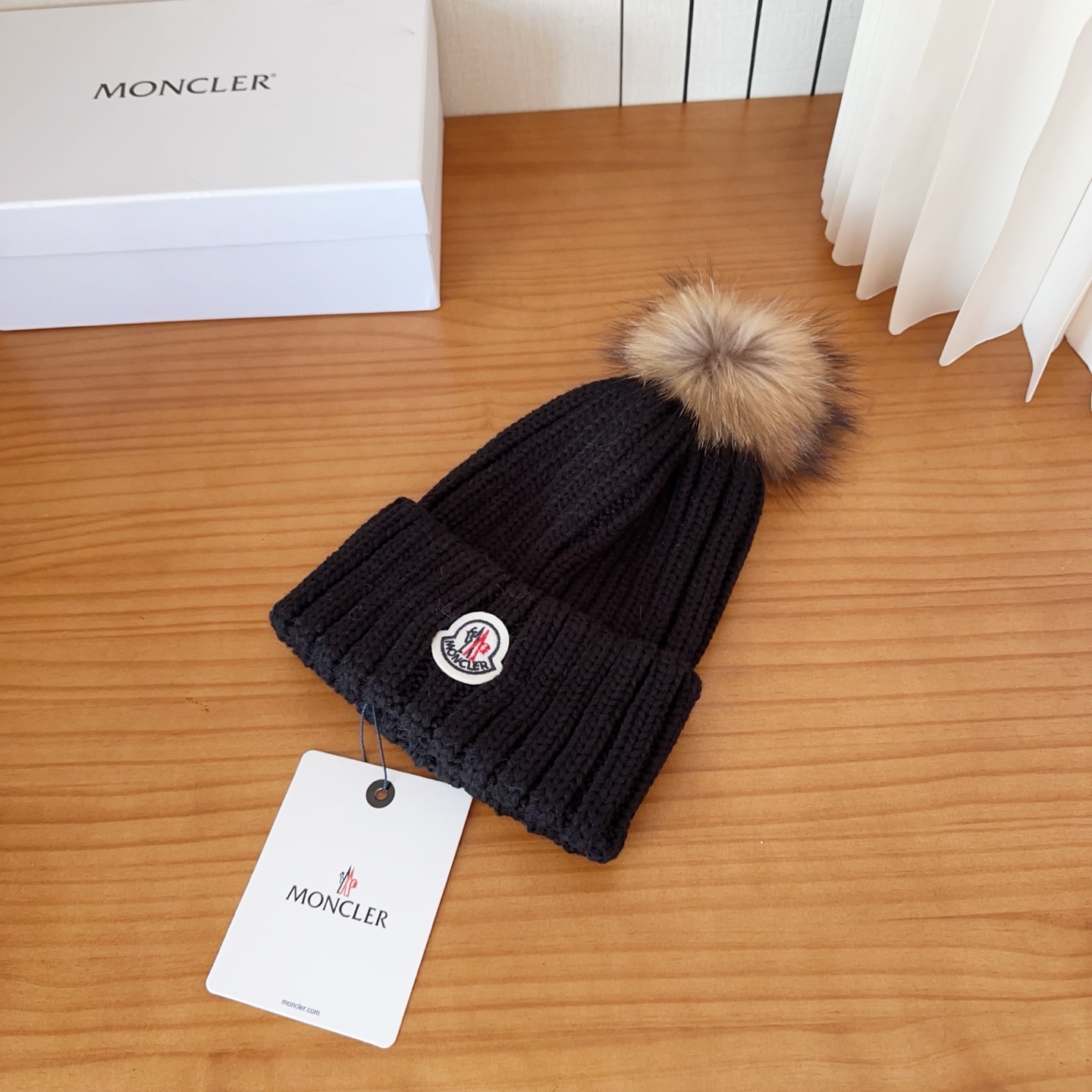 Moncler蒙口25秋冬女士羊毛编织保暖针织帽羊绒软糯般质感，正品级享受！超大狐狸毛球1:1定制，原标