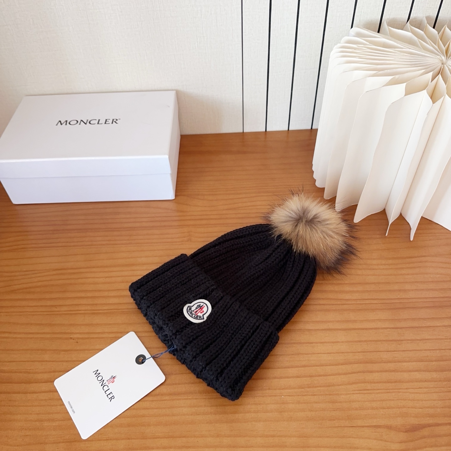 Moncler蒙口25秋冬女士羊毛编织保暖针织帽羊绒软糯般质感，正品级享受！超大狐狸毛球1:1定制，原标