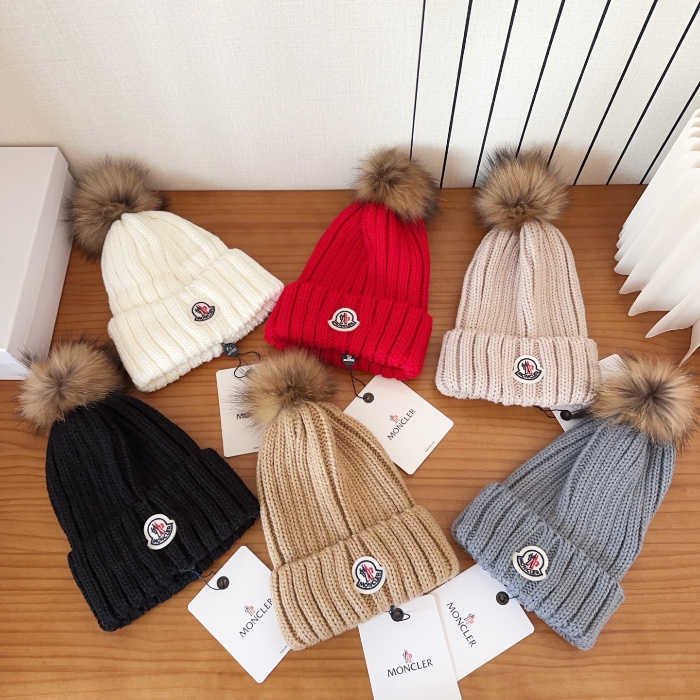 Moncler蒙口25秋冬女士羊毛编织保暖针织帽羊绒软糯般质感，正品级享受！超大狐狸毛球1:1定制，原标