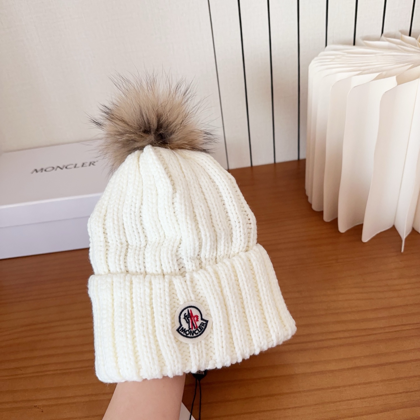 Moncler蒙口25秋冬女士羊毛编织保暖针织帽羊绒软糯般质感，正品级享受！超大狐狸毛球1:1定制，原标