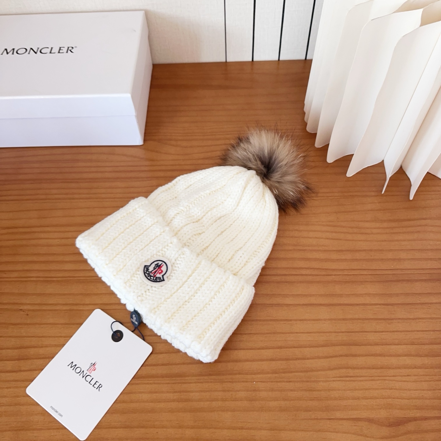 Moncler蒙口25秋冬女士羊毛编织保暖针织帽羊绒软糯般质感，正品级享受！超大狐狸毛球1:1定制，原标