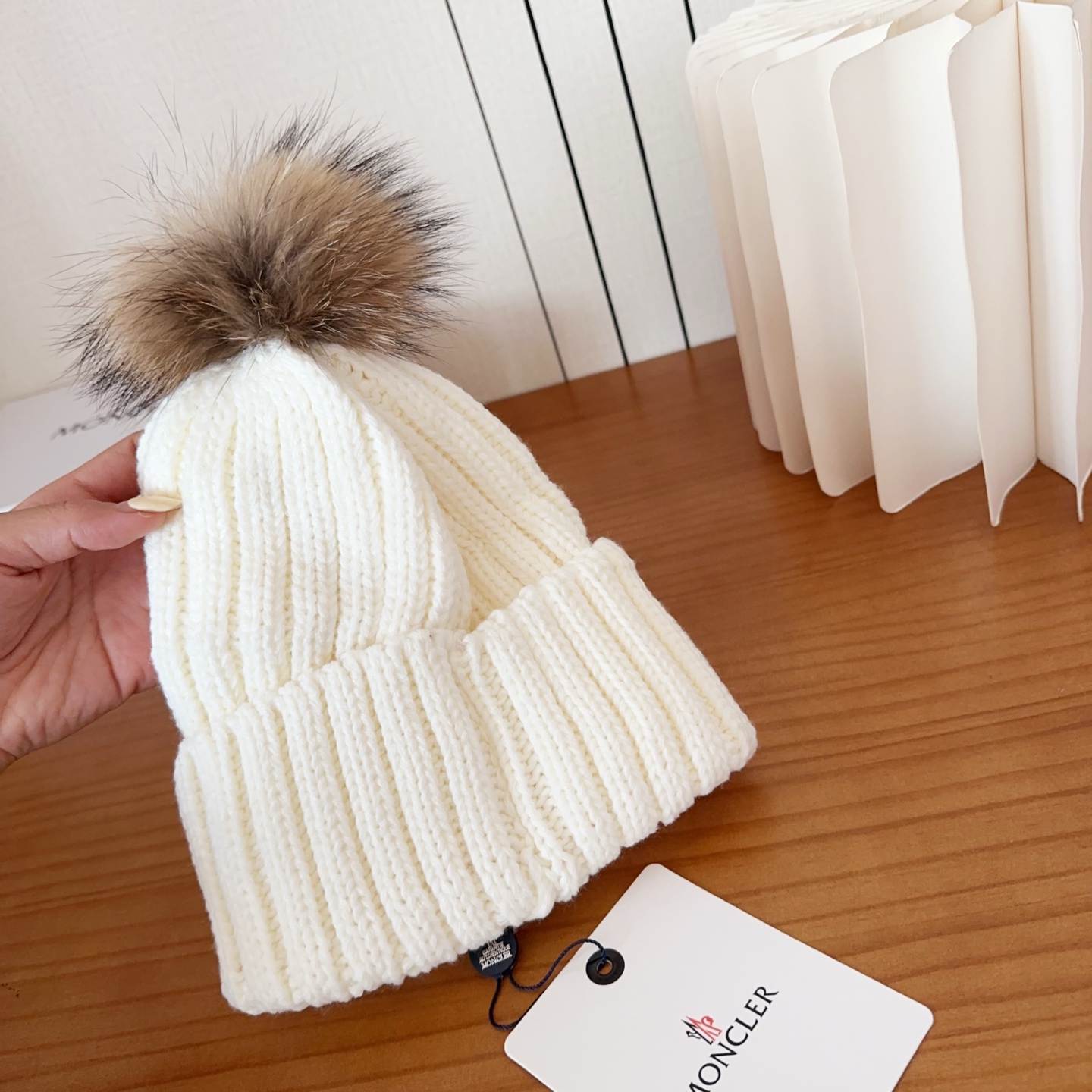 Moncler蒙口25秋冬女士羊毛编织保暖针织帽羊绒软糯般质感，正品级享受！超大狐狸毛球1:1定制，原标