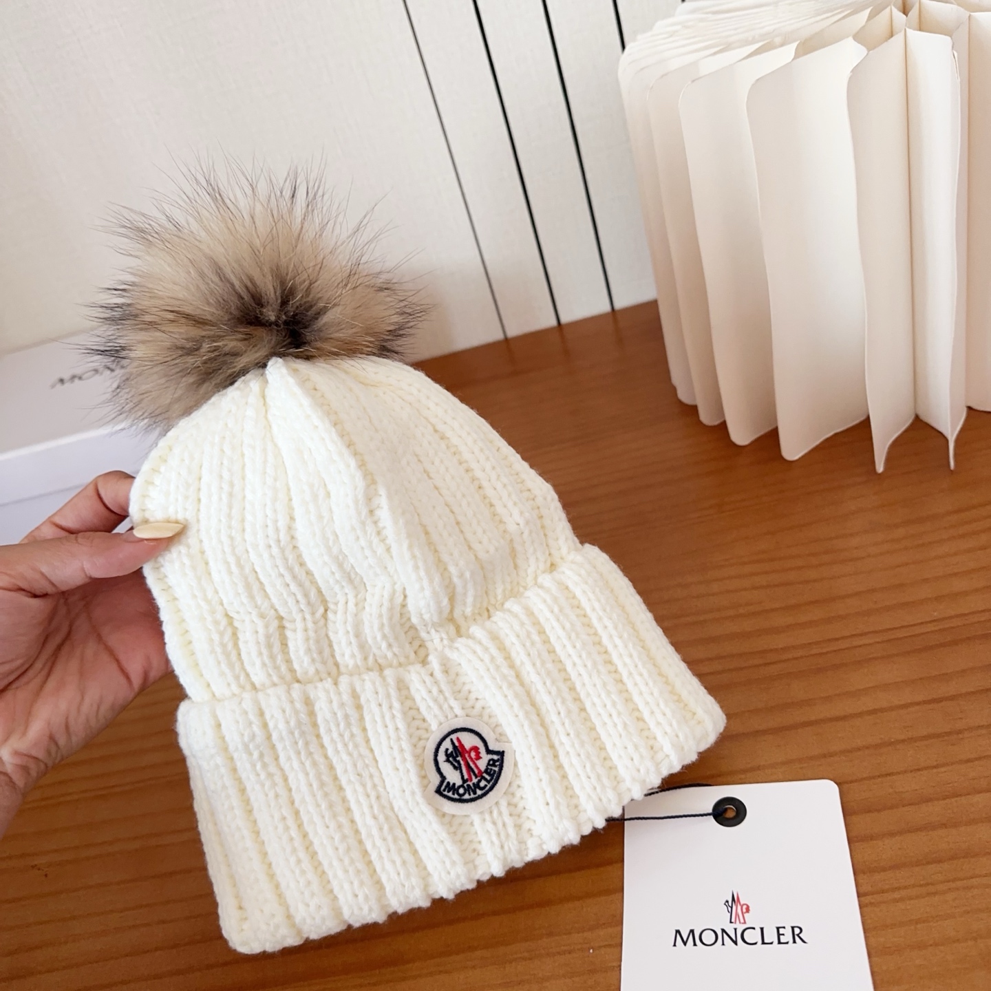 Moncler蒙口25秋冬女士羊毛编织保暖针织帽羊绒软糯般质感，正品级享受！超大狐狸毛球1:1定制，原标