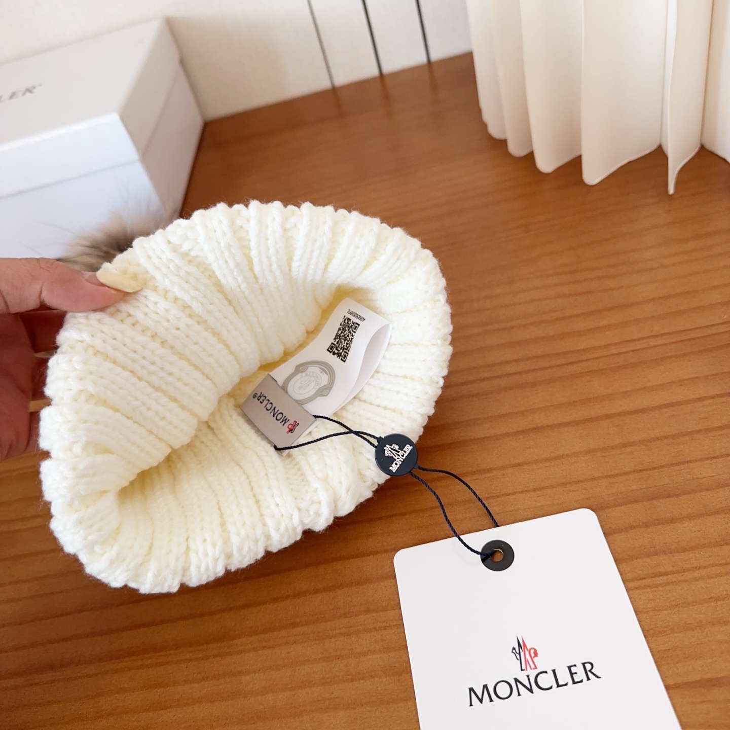 Moncler蒙口25秋冬女士羊毛编织保暖针织帽羊绒软糯般质感，正品级享受！超大狐狸毛球1:1定制，原标