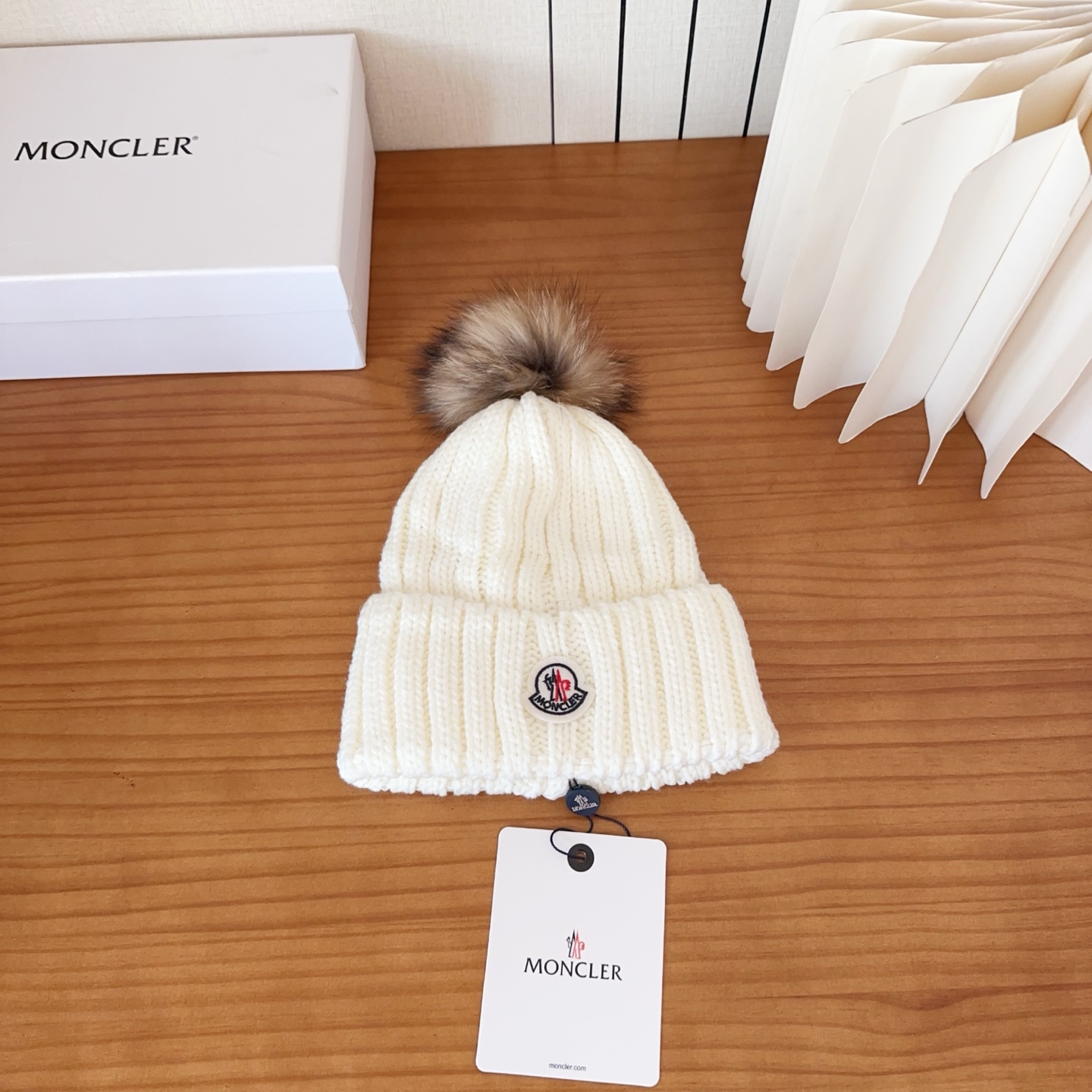 Moncler蒙口25秋冬女士羊毛编织保暖针织帽羊绒软糯般质感，正品级享受！超大狐狸毛球1:1定制，原标