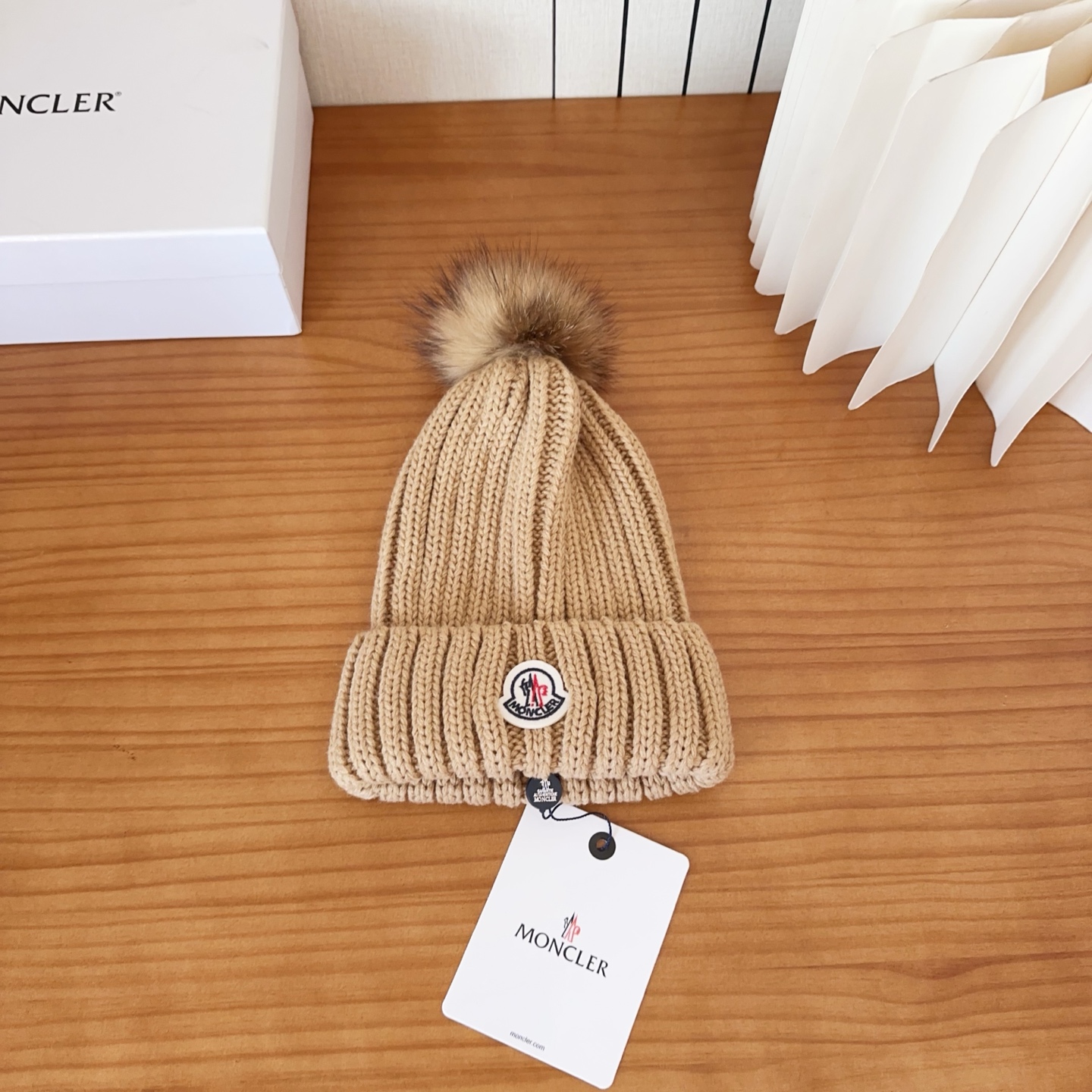 Moncler蒙口25秋冬女士羊毛编织保暖针织帽羊绒软糯般质感，正品级享受！超大狐狸毛球1:1定制，原标