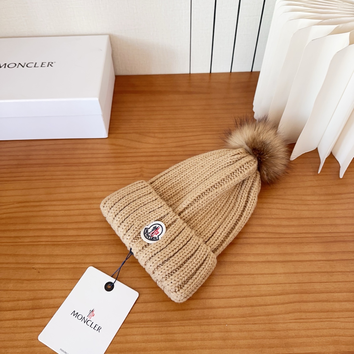 Moncler蒙口25秋冬女士羊毛编织保暖针织帽羊绒软糯般质感，正品级享受！超大狐狸毛球1:1定制，原标