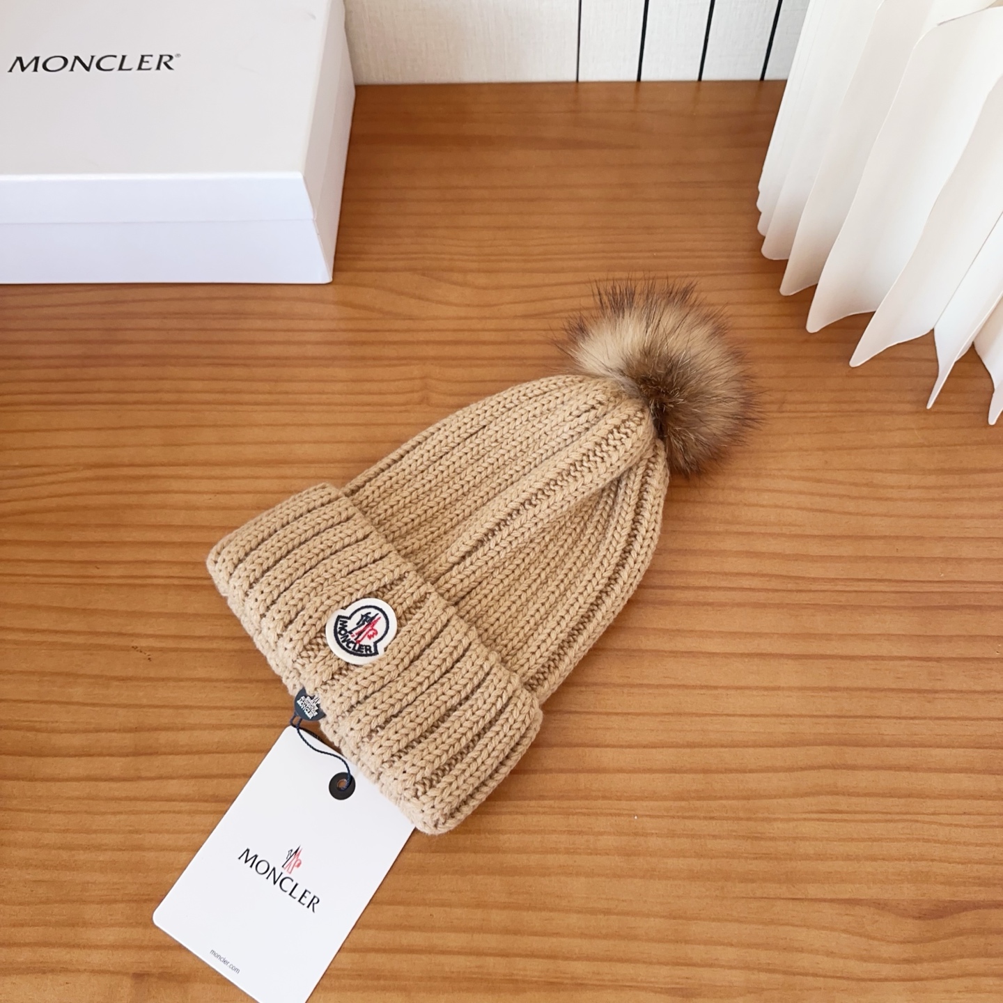 Moncler蒙口25秋冬女士羊毛编织保暖针织帽羊绒软糯般质感，正品级享受！超大狐狸毛球1:1定制，原标