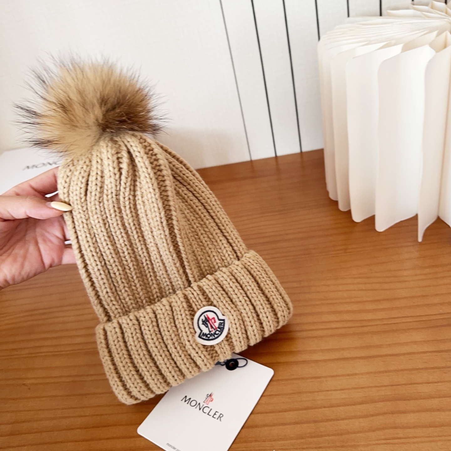 Moncler蒙口25秋冬女士羊毛编织保暖针织帽羊绒软糯般质感，正品级享受！超大狐狸毛球1:1定制，原标