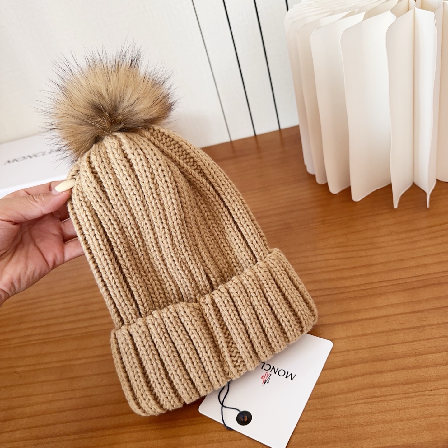 Moncler蒙口25秋冬女士羊毛编织保暖针织帽羊绒软糯般质感，正品级享受！超大狐狸毛球1:1定制，原标