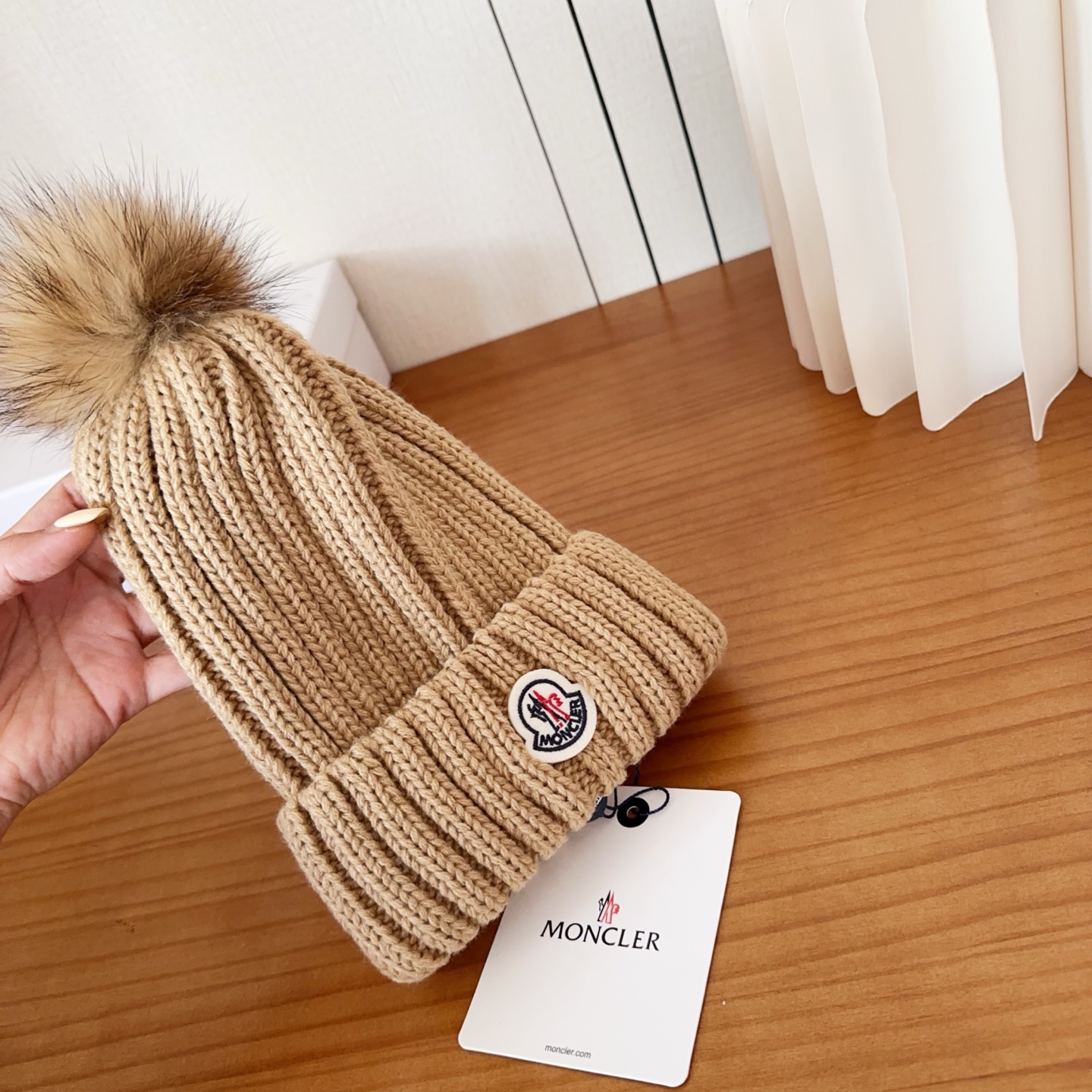 Moncler蒙口25秋冬女士羊毛编织保暖针织帽羊绒软糯般质感，正品级享受！超大狐狸毛球1:1定制，原标
