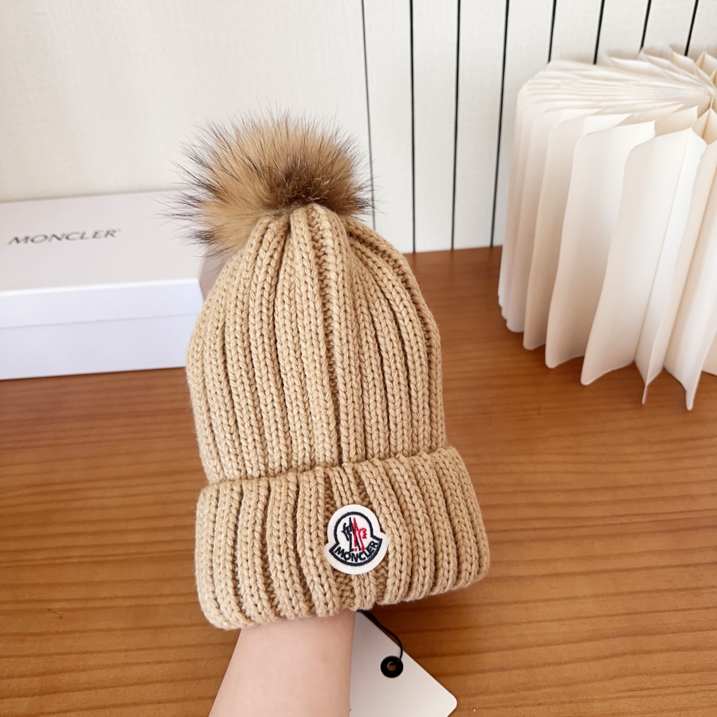 Moncler蒙口25秋冬女士羊毛编织保暖针织帽羊绒软糯般质感，正品级享受！超大狐狸毛球1:1定制，原标