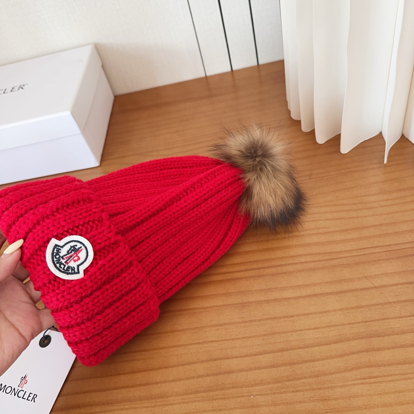 Moncler蒙口25秋冬女士羊毛编织保暖针织帽羊绒软糯般质感，正品级享受！超大狐狸毛球1:1定制，原标