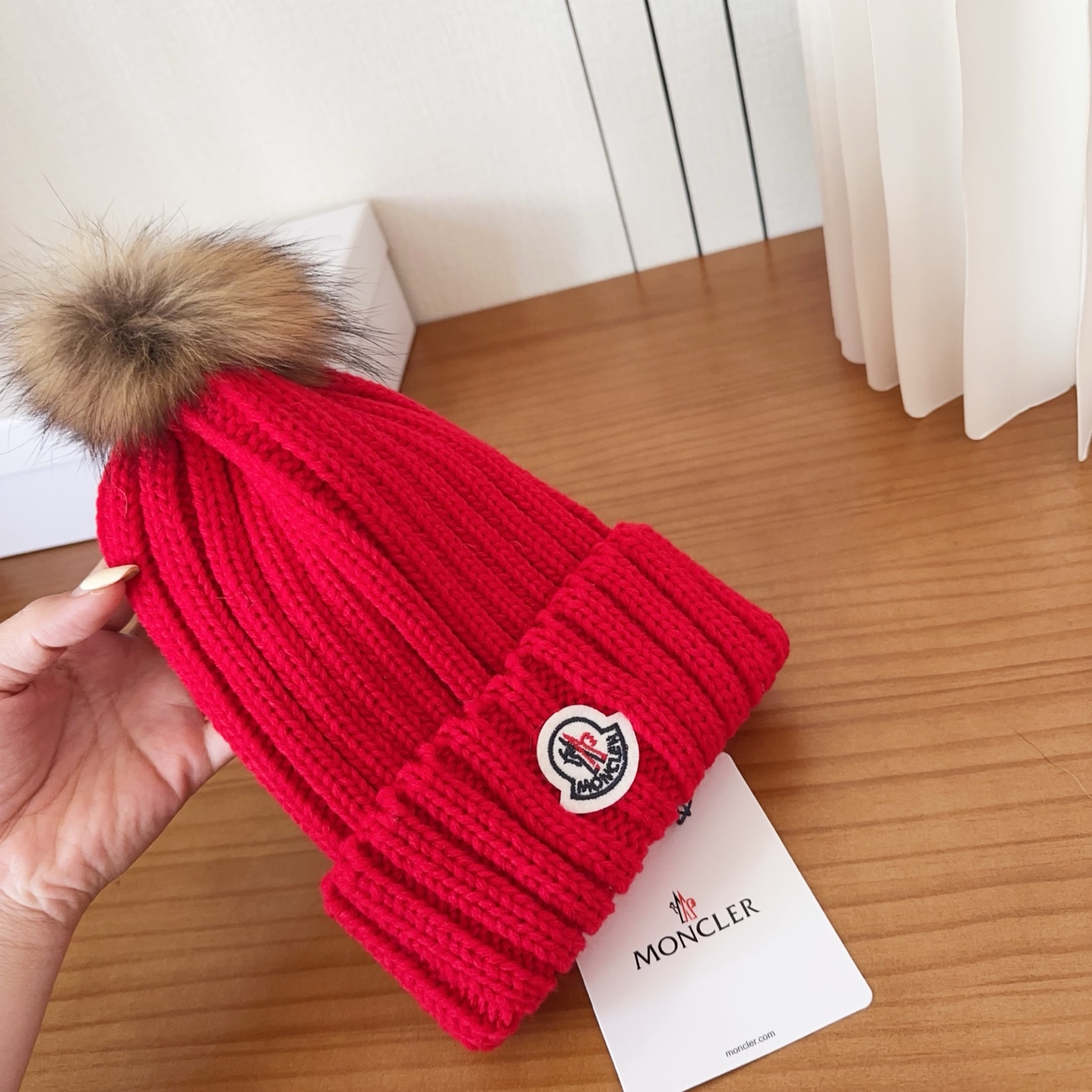 Moncler蒙口25秋冬女士羊毛编织保暖针织帽羊绒软糯般质感，正品级享受！超大狐狸毛球1:1定制，原标