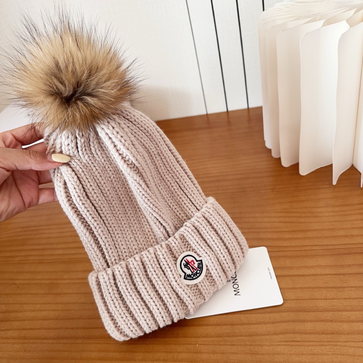 Moncler蒙口25秋冬女士羊毛编织保暖针织帽羊绒软糯般质感，正品级享受！超大狐狸毛球1:1定制，原标