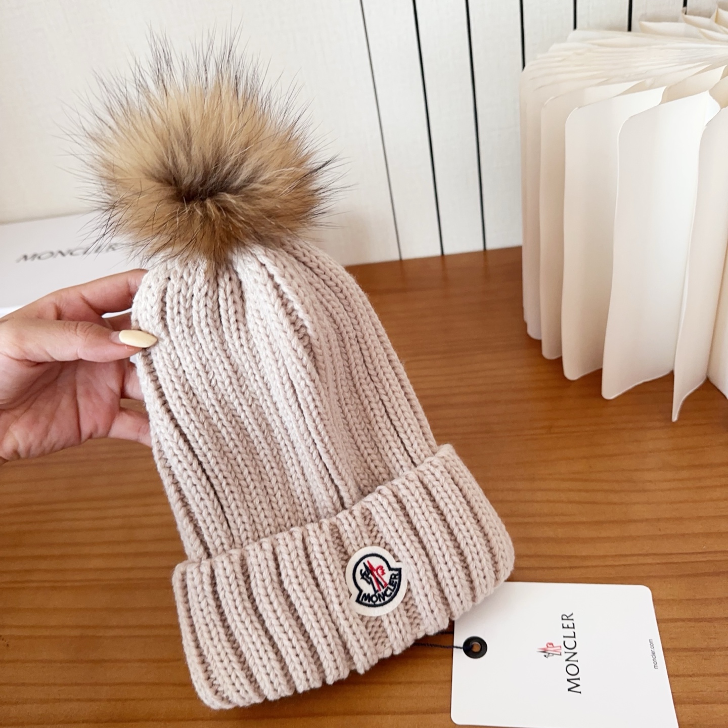 Moncler蒙口25秋冬女士羊毛编织保暖针织帽羊绒软糯般质感，正品级享受！超大狐狸毛球1:1定制，原标