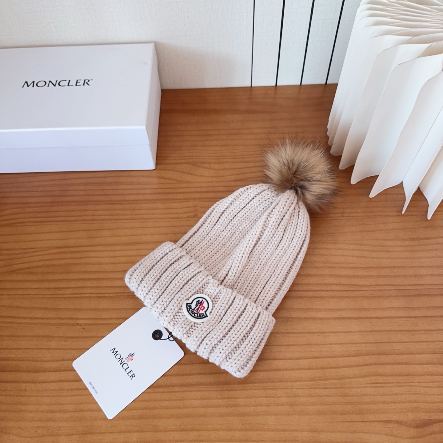 Moncler蒙口25秋冬女士羊毛编织保暖针织帽羊绒软糯般质感，正品级享受！超大狐狸毛球1:1定制，原标