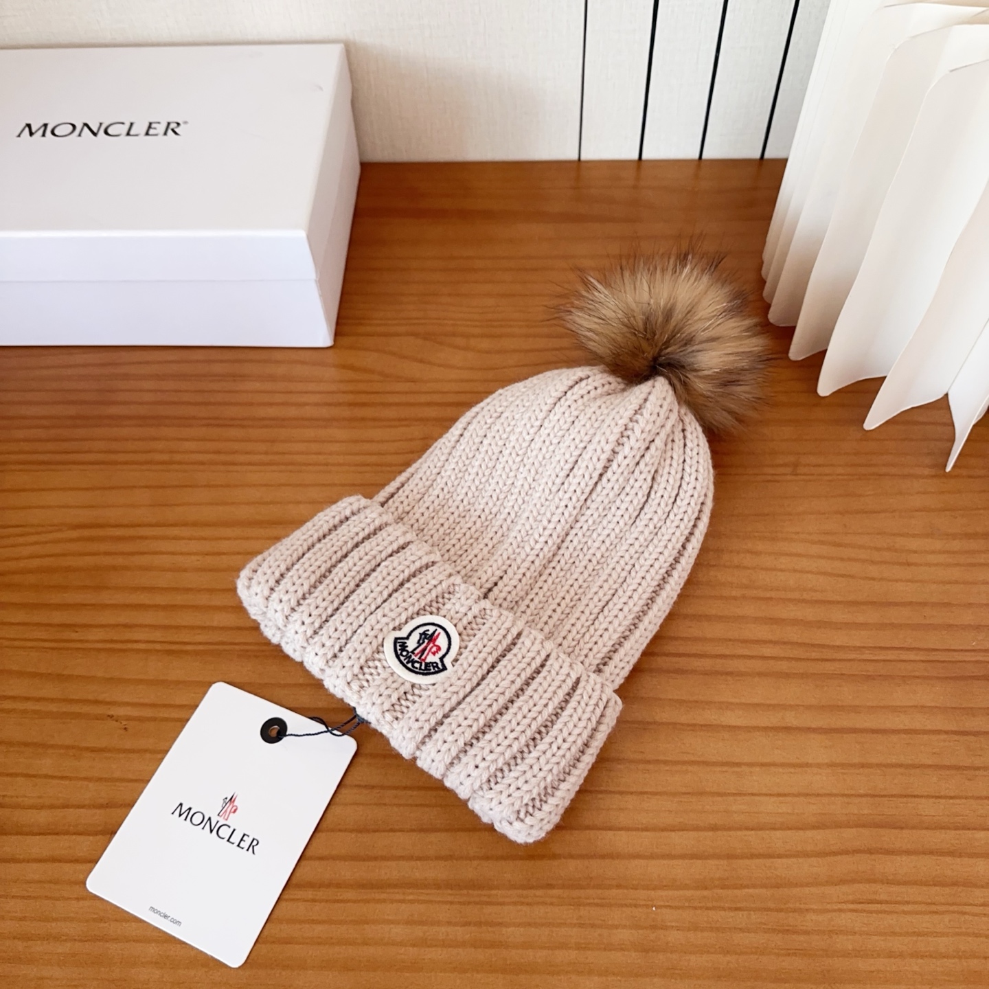 Moncler蒙口25秋冬女士羊毛编织保暖针织帽羊绒软糯般质感，正品级享受！超大狐狸毛球1:1定制，原标