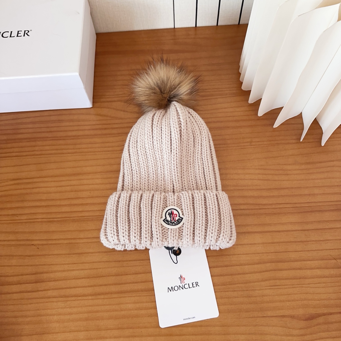 Moncler蒙口25秋冬女士羊毛编织保暖针织帽羊绒软糯般质感，正品级享受！超大狐狸毛球1:1定制，原标