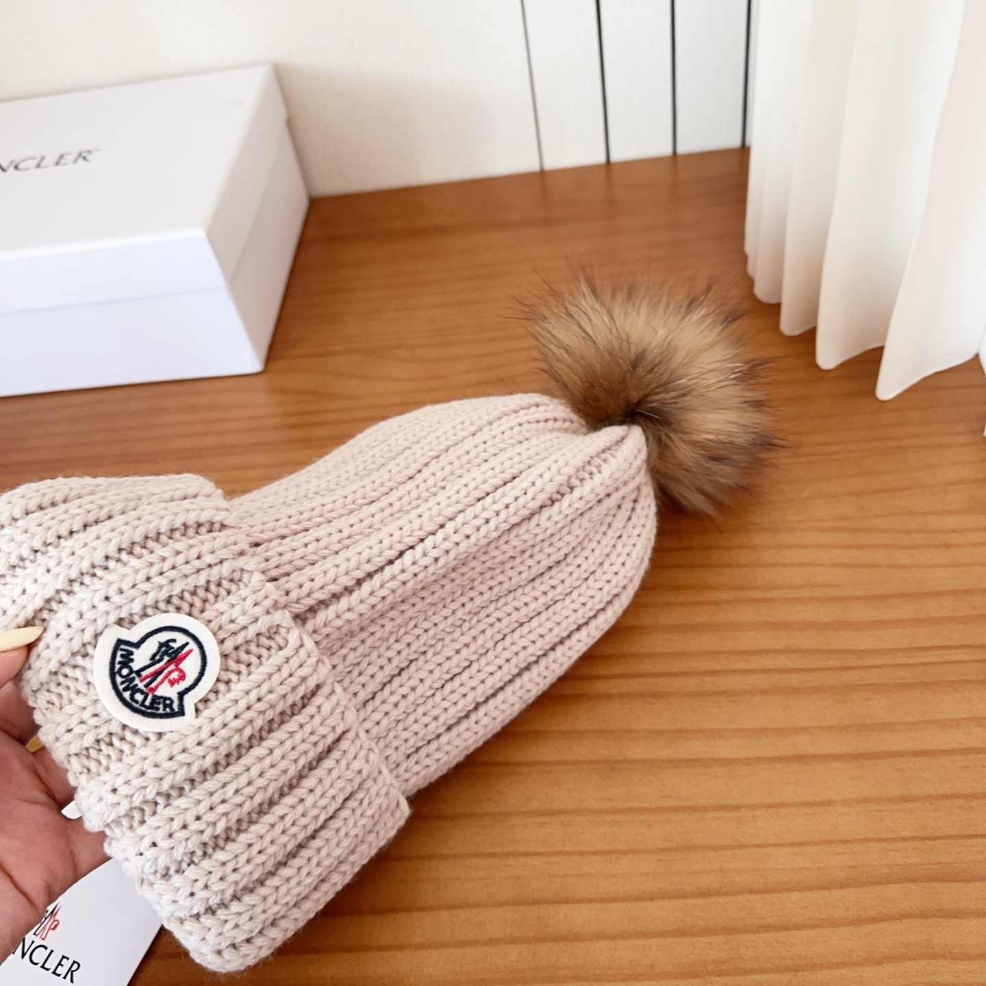Moncler蒙口25秋冬女士羊毛编织保暖针织帽羊绒软糯般质感，正品级享受！超大狐狸毛球1:1定制，原标