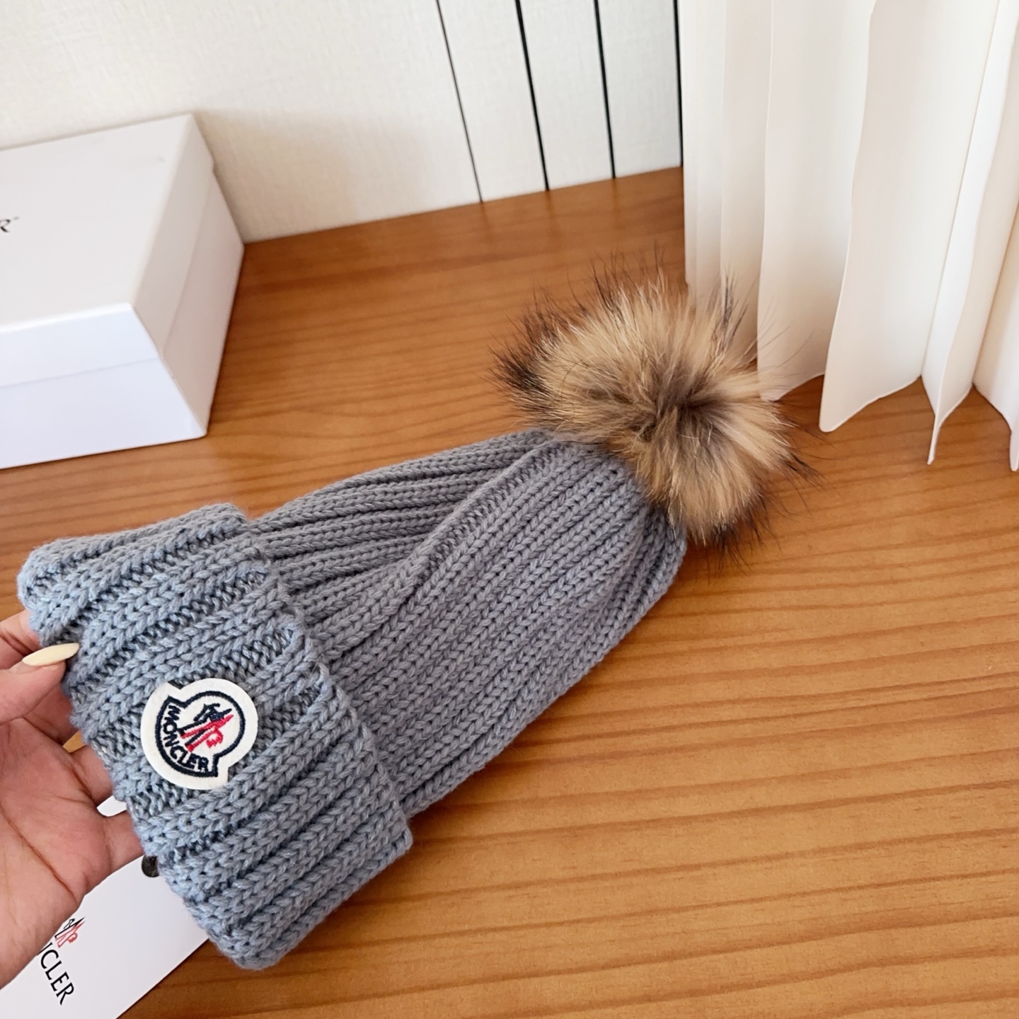 Moncler蒙口25秋冬女士羊毛编织保暖针织帽羊绒软糯般质感，正品级享受！超大狐狸毛球1:1定制，原标