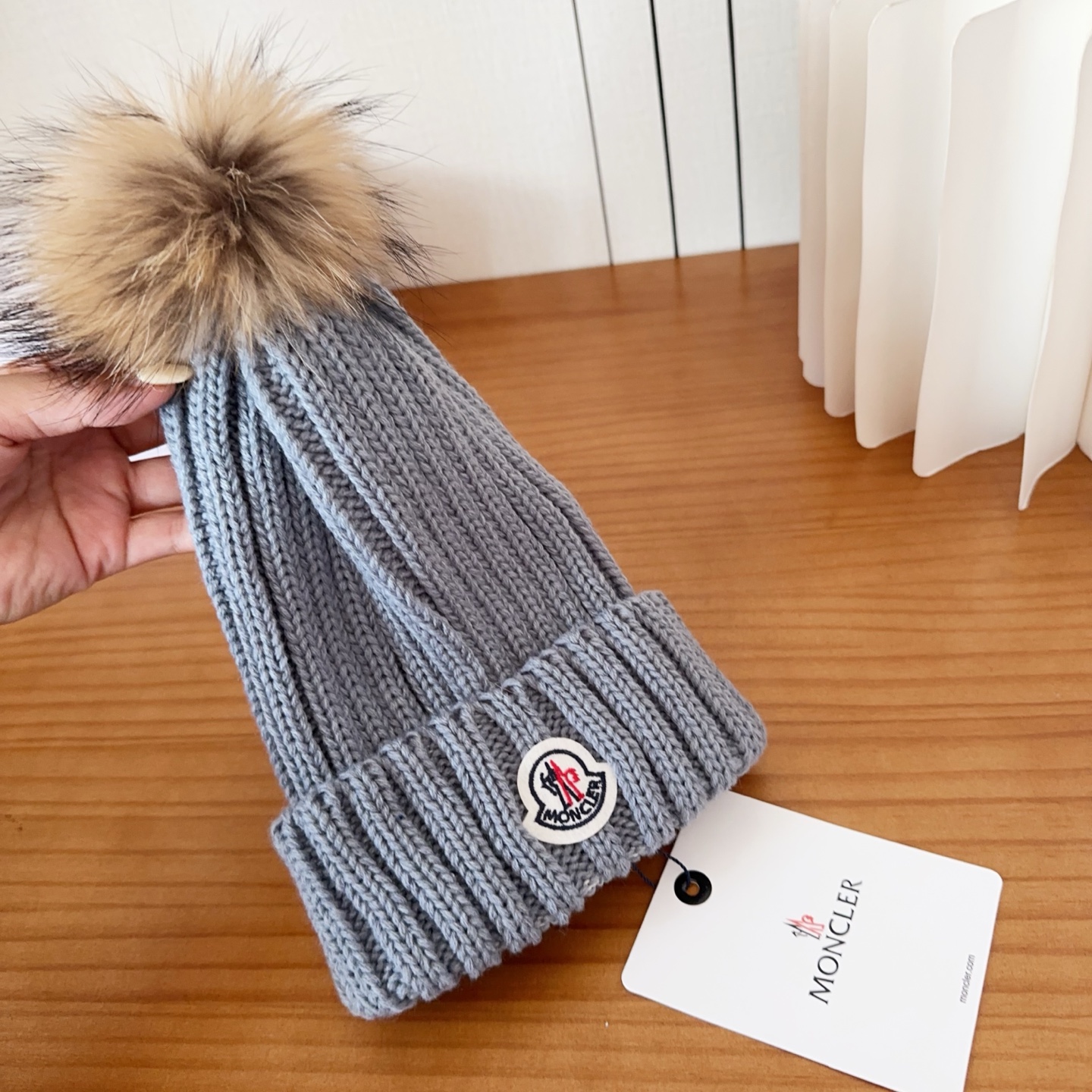 Moncler蒙口25秋冬女士羊毛编织保暖针织帽羊绒软糯般质感，正品级享受！超大狐狸毛球1:1定制，原标