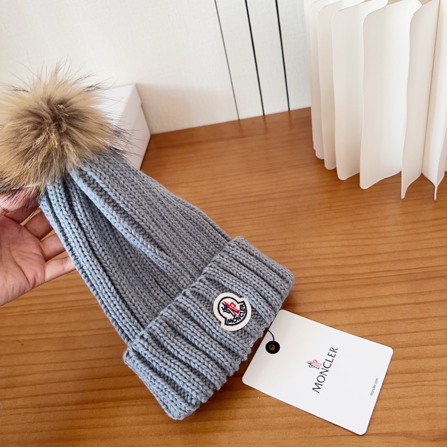 Moncler蒙口25秋冬女士羊毛编织保暖针织帽羊绒软糯般质感，正品级享受！超大狐狸毛球1:1定制，原标