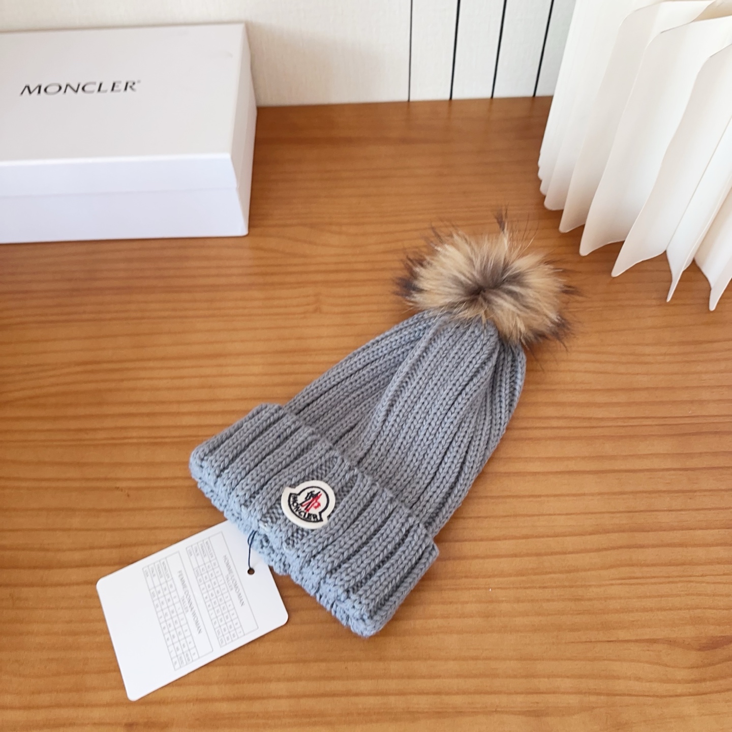 Moncler蒙口25秋冬女士羊毛编织保暖针织帽羊绒软糯般质感，正品级享受！超大狐狸毛球1:1定制，原标