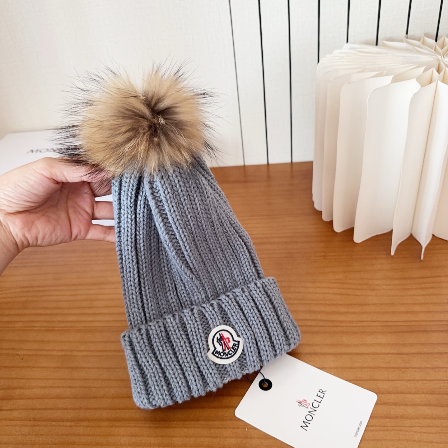 Moncler蒙口25秋冬女士羊毛编织保暖针织帽羊绒软糯般质感，正品级享受！超大狐狸毛球1:1定制，原标