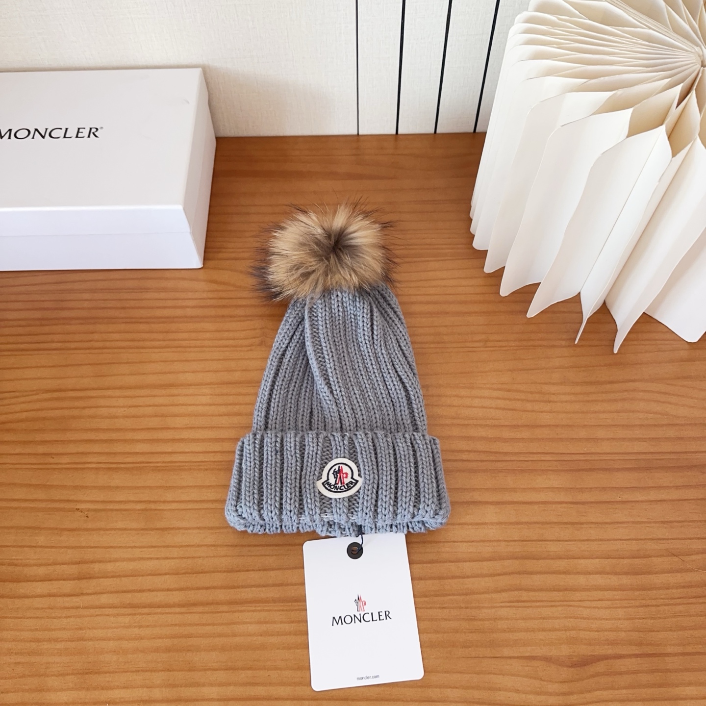 Moncler蒙口25秋冬女士羊毛编织保暖针织帽羊绒软糯般质感，正品级享受！超大狐狸毛球1:1定制，原标