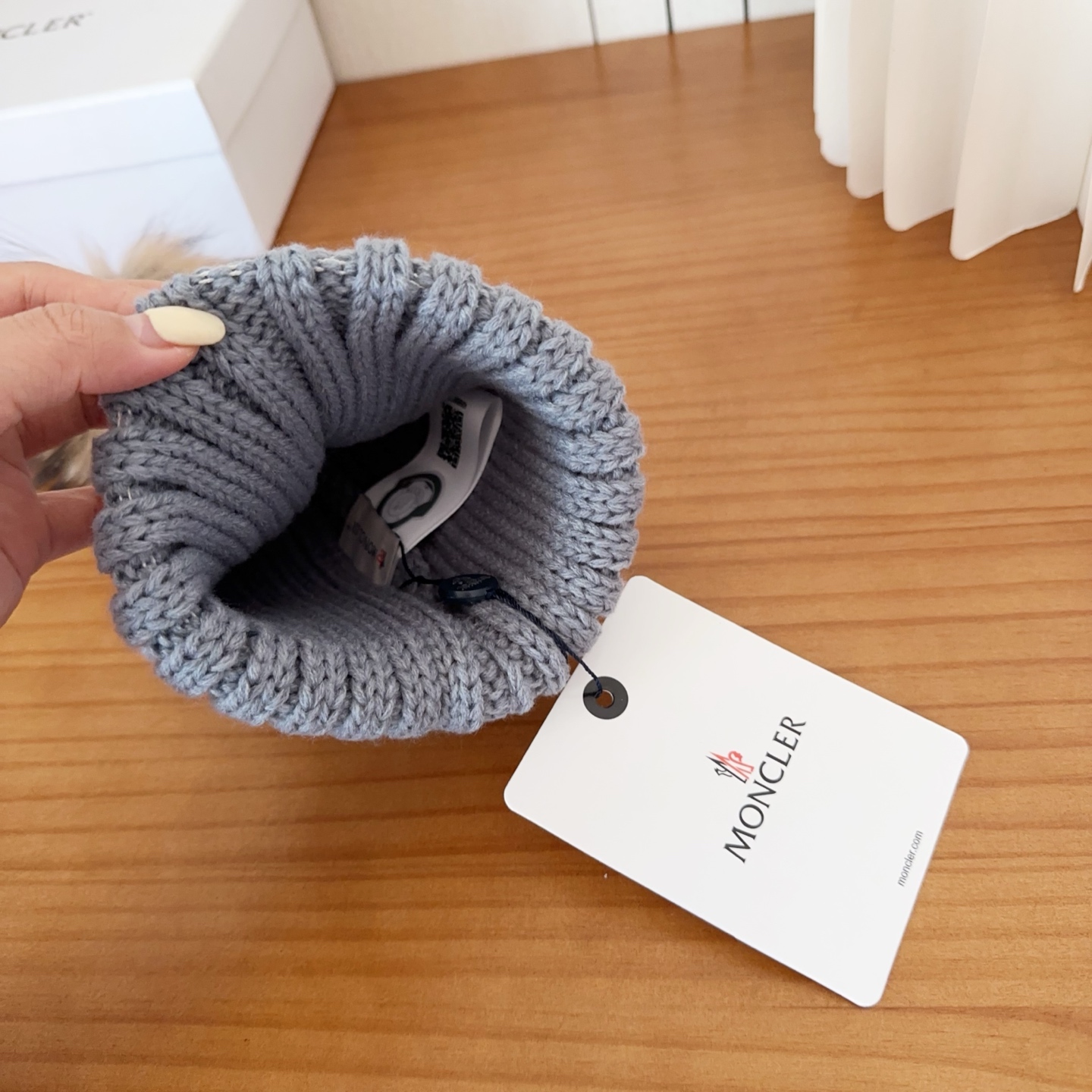 Moncler蒙口25秋冬女士羊毛编织保暖针织帽羊绒软糯般质感，正品级享受！超大狐狸毛球1:1定制，原标