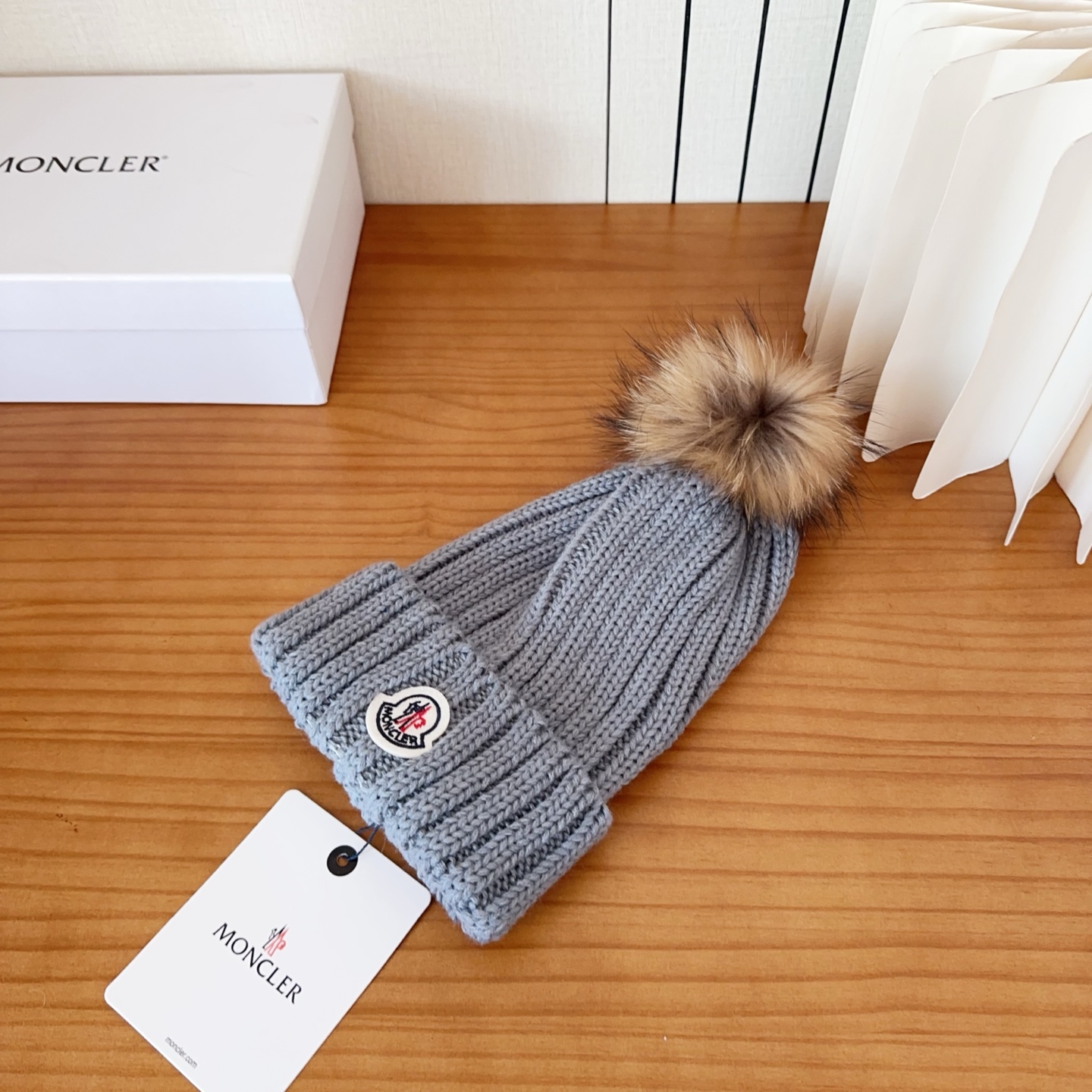 Moncler蒙口25秋冬女士羊毛编织保暖针织帽羊绒软糯般质感，正品级享受！超大狐狸毛球1:1定制，原标